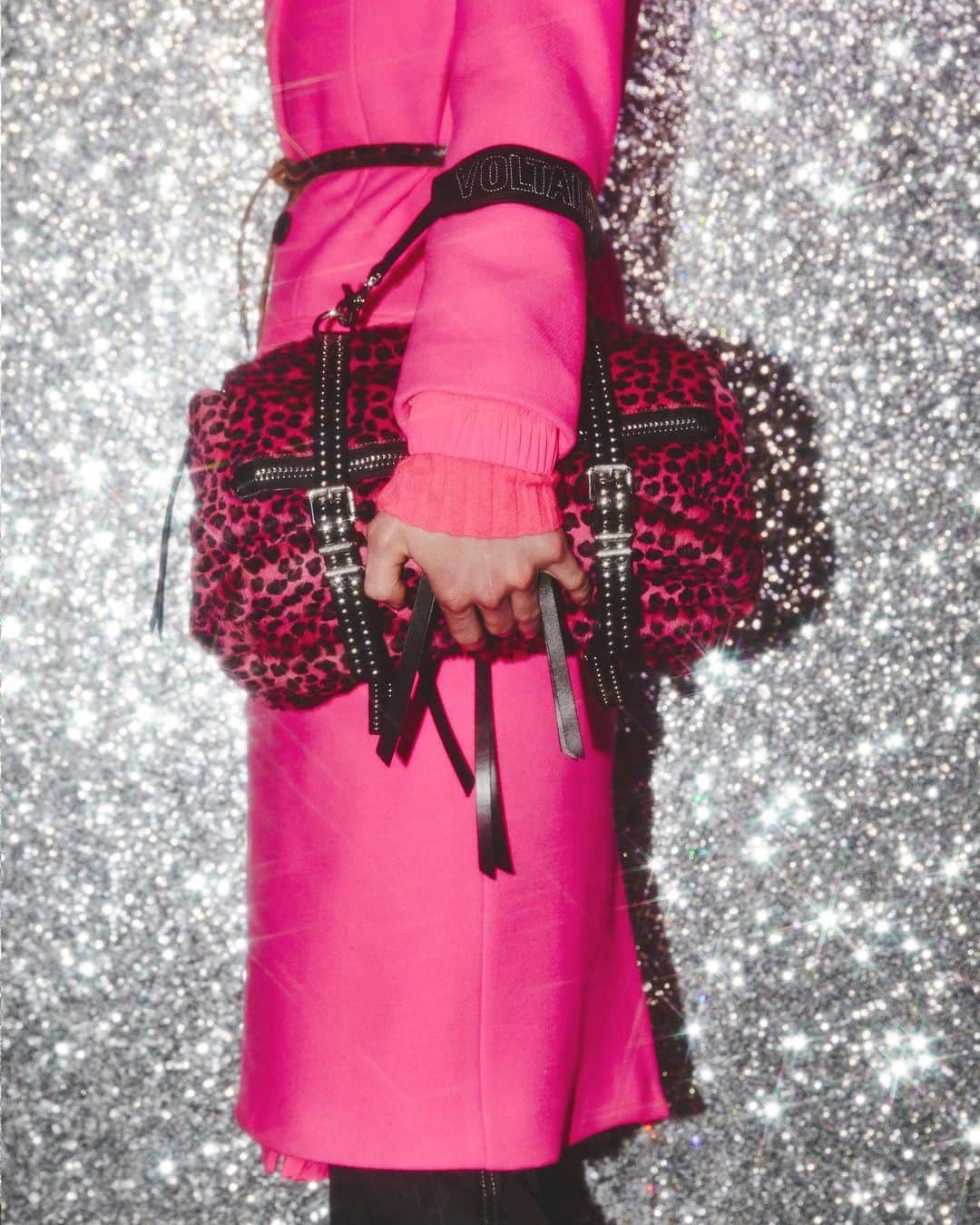 ザディグ エ ヴォルテールさんのインスタグラム写真 - (ザディグ エ ヴォルテールInstagram)「Throwback on #zadigfw19 Backstage with this neon pink coat #zadigetvoltaire」12月28日 2時23分 - zadigvoltaire