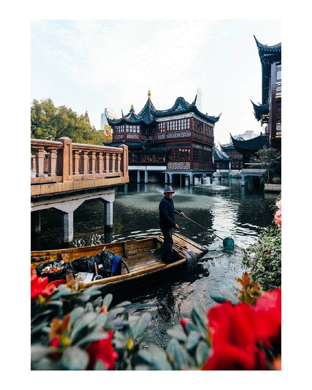 VuTheara Khamさんのインスタグラム写真 - (VuTheara KhamInstagram)「The Old Shanghai, China (2019)  It's a selection of pictures taken in Yuyuan Garden, Jing An and Quibao. 1) 2) 3)  4) Yu Yuan Garden 5) 6) 7) Jing An 8) 9) 10) Quibao  The trip to Shanghai was an incredible experience for which I would like to thank the company @aeroflot. #aeroflotshanghaistory」12月28日 2時35分 - vutheara