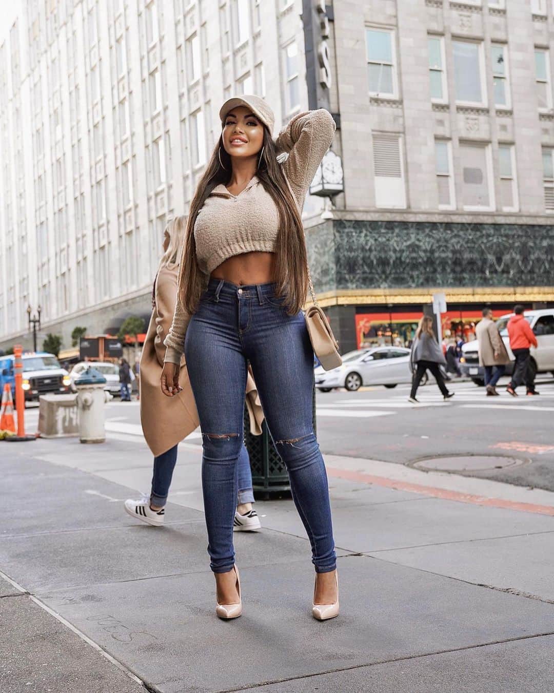 Aylen Aのインスタグラム：「Outfit @fashionnova Ad... Remember this: that very little is needed to make a happy life.」