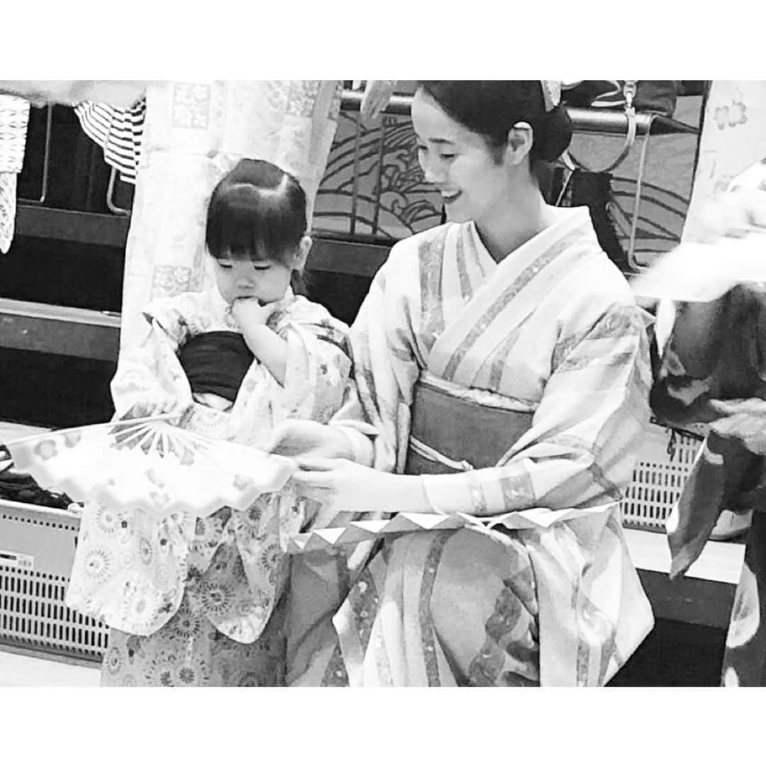 花柳まり草さんのインスタグラム写真 - (花柳まり草Instagram)「2019.12.22 【Tokyo Tradition】 外国人向け日本舞踊ワークショップの日。  この日もお母さん感満載な写真が…笑 お子ちゃまは、何してても可愛いですね✨  こんな風に思えるようになったのは、実は最近なのです。 どっちかっていうと、お子様と触れ合う機会がなくて、ちょっと苦手でした。  どう接していいのか分からなくて💦  でも、何年か前から子供たちに日本舞踊を教えさせて頂くようになってから、凄く愛しく思えるようになりました😌💕 子供さん、と言っても、もう立派に一つの人格が出来上がっているんです。 だから、一人一人の気持ちを尊重したいし、押し並べて、いわゆる「優等生」になって欲しいと思いません。  それぞれの良い所を見つけて、もっと伸ばしてあげられたら。  烏滸がましいけれど、そうなるお手伝いができたら嬉しいです。  私自身が教わることばかりなんですけどね…😆💦笑  話がそれましたが、この日のワークショップも無事にさせて頂きました☺️💕 着物のコーディネートは、クリスマス前だったので、クリスマスカラーを意識してみましたとさ🎄  #tyo #日本舞踊 #日舞  #花柳流 #日本舞踊家 #日本舞踊協会 #着物 #fashion #着物コーディネート #着物女子 #宝塚 #宝塚歌劇団 #宝塚og  #花柳まり草 #me  #art #art_of_japan #japanesedance #japanesedancer #kimono #fashion #takarazuka #love #marikusahanayagi  #foreigner  #travel  #浅草 #asakusa  #tokyotraditional  #tyotradition #花柳流」12月28日 8時02分 - marikusa.hanayagi