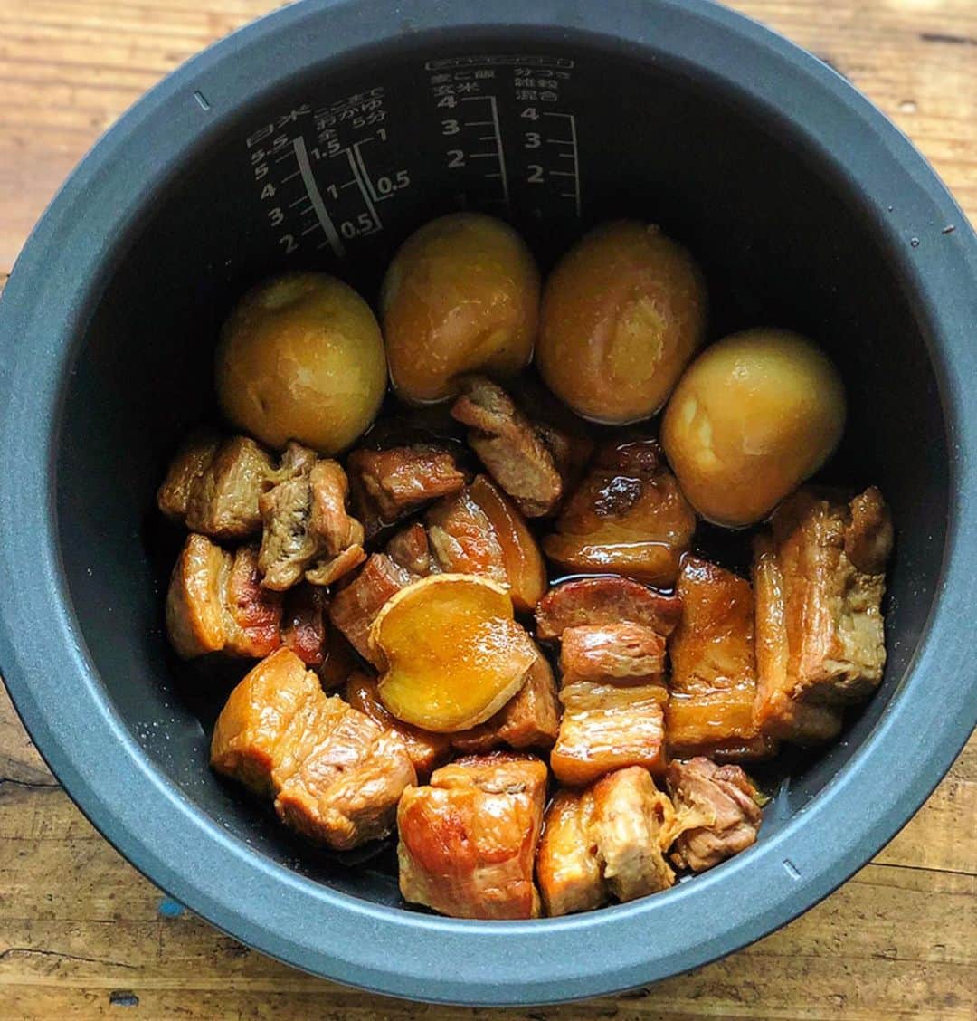Mizuki【料理ブロガー・簡単レシピ】さんのインスタグラム写真 - (Mizuki【料理ブロガー・簡単レシピ】Instagram)「・﻿ 【レシピ】ーーーーー﻿ 超簡単おすすめ！﻿ ♡炊飯器de豚の角煮♡﻿ ーーーーーーーーーー﻿ ﻿ おはようございます(*^^*)﻿ 今日は炊飯器で作る﻿ 豚の角煮をご紹介させて頂きます♩﻿ これ、超簡単でおすすめ(*´艸`)﻿ 長時間煮込まなくても﻿ しっかり味が染みますよ〜！﻿ ﻿ このレシピはほぼ炊飯器任せですが﻿ 豚肉の下処理だけはするのがポイント♩﻿ さっと焼いて湯通しするだけで﻿ 余分な脂が抜けて﻿ 何倍も美味しく仕上がります(*´艸`)﻿ ﻿ ﻿ ーーーーーーーーーーーーーーーーーーー﻿ 【作りやすい量】﻿ 豚バラ塊肉...400〜500g﻿ ゆで卵...4個﻿ 生姜(スライス)...1かけ﻿ ●水・酒...各100ml﻿ ●醤油...50ml﻿ ●砂糖...大3﻿ (好みで)白髪ねぎ・辛子...各適量﻿ ﻿ 1.豚肉を4cm大に切り、油なしのフライパンで全体をこんがり焼く。(この時点でかなり余分な脂が落ちます☆)﻿ 2.豚肉から出た油を拭き取り、豚肉が半分浸かる程度の水(分量外)を入れ、沸騰したら5分程茹でて取り出す。(ここでも更に余分な脂が落ちます。)﻿ 3.炊飯器に●、生姜、豚肉、ゆで卵を入れて普通に炊飯する。(この後時間に余裕があれば保温状態で置いておくとより柔らかくなります♩)﻿ 4.器に盛り、白髪ねぎと辛子を添える。﻿ ーーーーーーーーーーーーーーーーーーー﻿ ﻿ ﻿ 《ポイント》﻿ ♦︎5合炊きの炊飯器を使用しています☆﻿ ♦︎茹でるのはたった5分！豚肉についた脂も落ちるのでこの一手間が重要です♩﻿ ♦︎炊飯が終わったらすぐに美味しく食べられますが、保温しておくとより柔らかくなります♩﻿ ♦︎炊飯器によってはお米以外の調理がダメなものもあるので確認して下さい！﻿ ﻿ ﻿ ﻿ ＿＿＿＿＿＿＿＿＿＿＿＿＿＿＿＿＿﻿ ＿＿＿＿＿＿＿＿＿＿＿＿＿＿＿＿＿﻿ 【お知らせ】﻿ 🎀新刊予約開始となりました🎀﻿ 『混ぜて焼くだけ。﻿ #ホットケーキミックスのお菓子 』﻿ 🔹ハイライトにリンクあります♩🔹﻿ ＿＿＿＿＿＿＿＿＿＿＿＿＿＿＿＿＿﻿ ＿＿＿＿＿＿＿＿＿＿＿＿＿＿＿＿＿﻿ ﻿ ﻿ ﻿ #ブログ更新しました﻿ ブログはホームのリンクよりご覧下さい↓﻿ @mizuki_31cafe﻿ 【Mizuki公式ラインブログ】﻿ https://lineblog.me/mizuki_official/﻿ ﻿ ﻿ 【お知らせ】﻿ ストーリーズでは一日数回﻿ 別レシピをご紹介しております(*^^*)﻿ ＊コメントは最新の投稿に下さいますよう﻿ お願い致しますm(_ _)m﻿ ﻿ ﻿ ﻿ #お正月#角煮#炊飯器#豚肉#おせち料理#ゆで卵#Mizuki#簡単レシピ#時短レシピ#節約レシピ#料理#レシピ#フーディーテーブル#おうちごはん#おうちカフェ#デリスタグラマー#料理好きな人と繋がりたい#料理ブロガー#おうちごはんlover#マカロニメイト﻿ #foodpic#follow#cooking#recipe#lin_stagrammer#炊飯器de豚の角煮m」12月28日 8時05分 - mizuki_31cafe