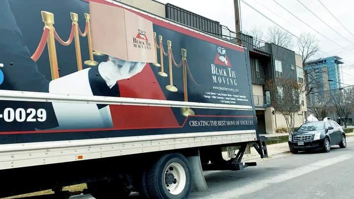 デライノ・デシールズ・ジュニアのインスタグラム：「I want to give a BIG THANKS to my friends over at @blacktiemoving incredible and professional customer service. I can’t thank you guys enough. Look no further for all of your moving needs. Best in the game!」