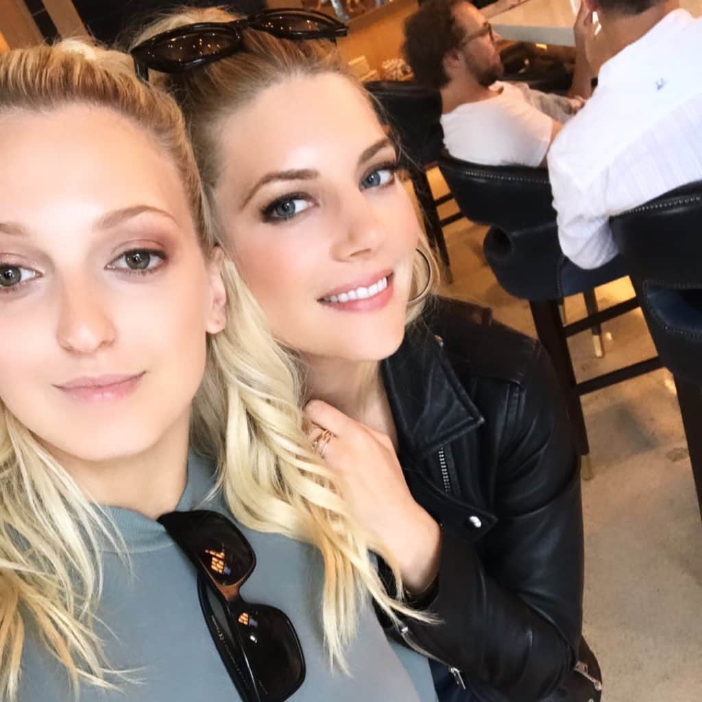 キャサリン・ウィニックのインスタグラム：「Happy Birthday to this beautiful & fierce Shieldmaiden ⚔️💙@geehirst」