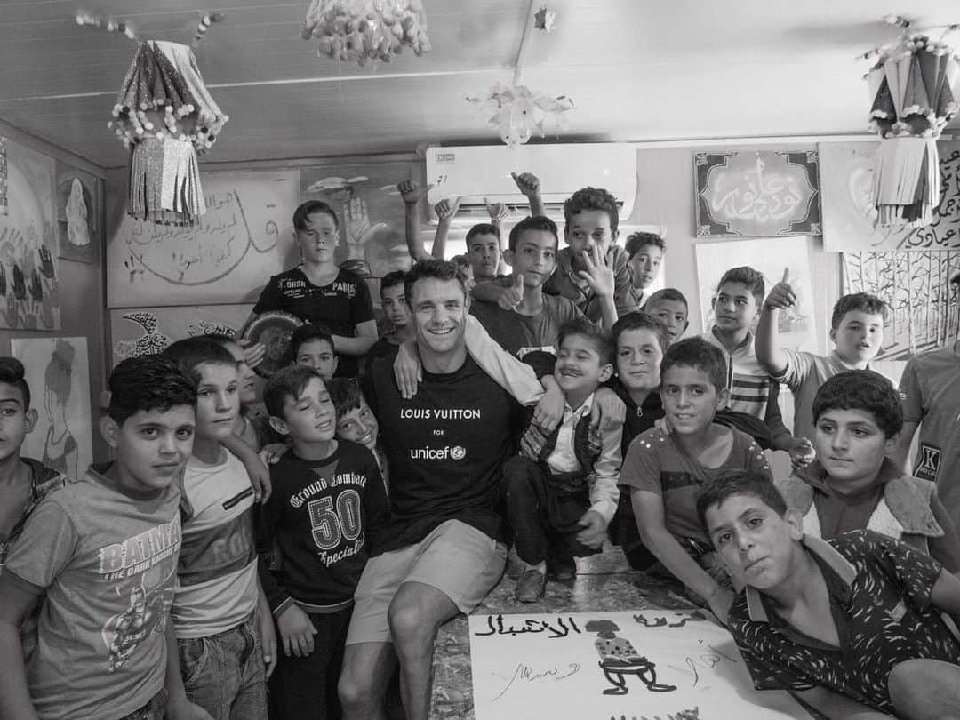 ダニエル・カーターさんのインスタグラム写真 - (ダニエル・カーターInstagram)「Jordan. What can I say? Visiting the Zaatari refugee camp was one of the best experiences of my life, and each one of the kids I met were full of energy with a smile from ear to ear. I really enjoyed my time there and partnering with @louisvuitton and @unicef to give back. It truly was a top moment of my year.」12月28日 2時46分 - dancarter_