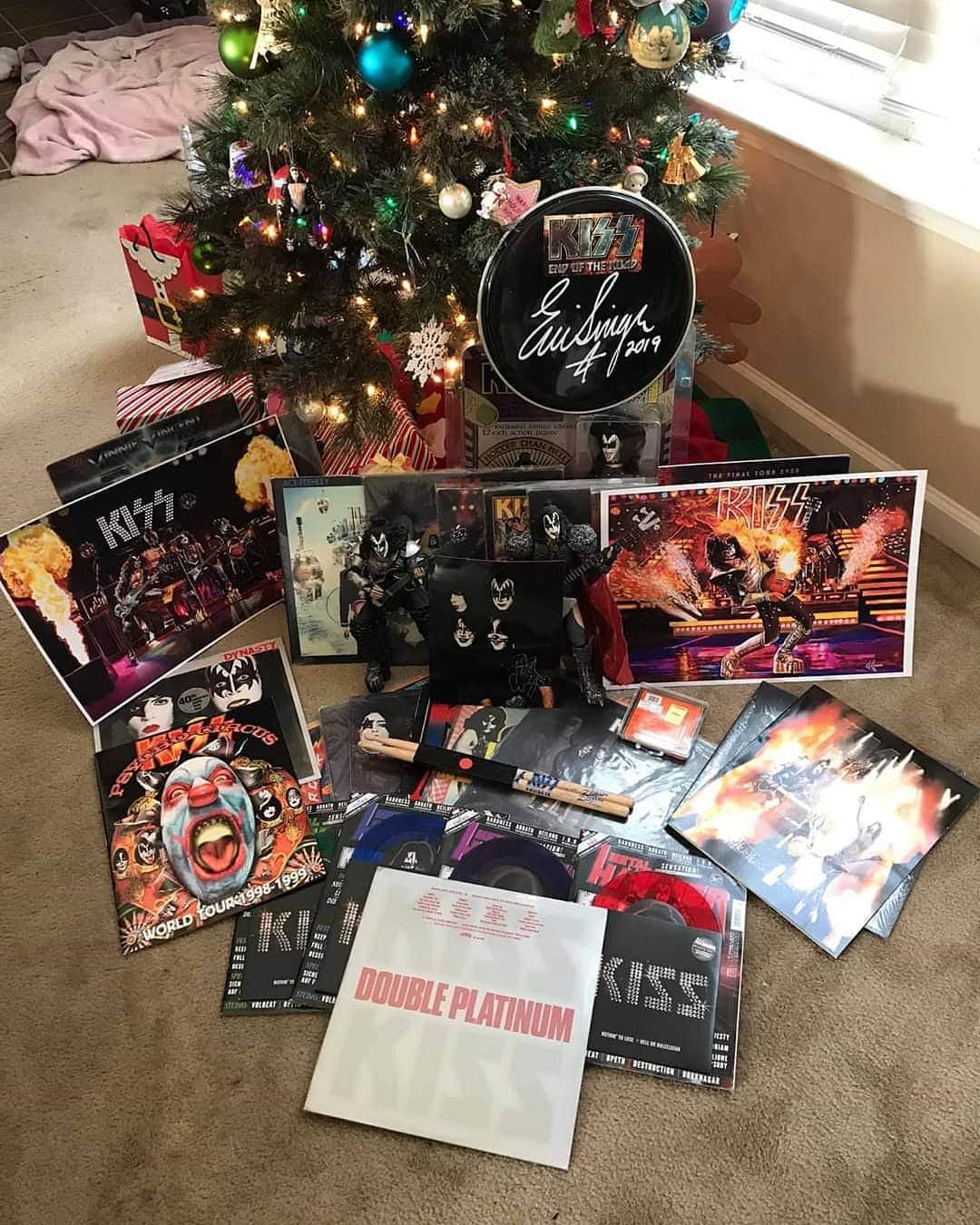 KISSさんのインスタグラム写真 - (KISSInstagram)「#KISSARMYROCKS! Thanks to Shawn Few for sharing his #KISSmas gifts with us. WOW!  Did you get any #KISS gifts this year?」12月28日 2時48分 - kissonline