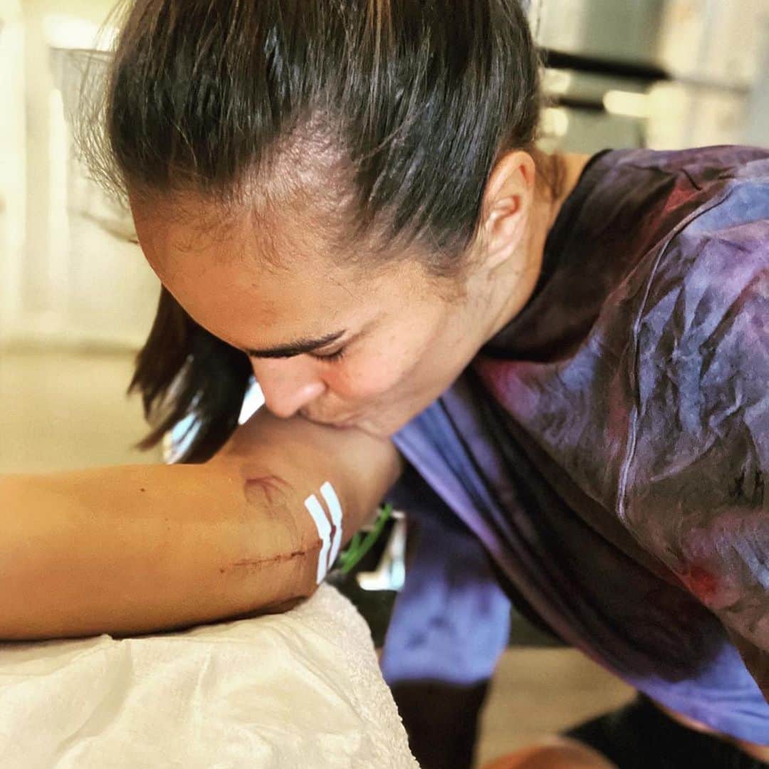 WTA（女子テニス協会）さんのインスタグラム写真 - (WTA（女子テニス協会）Instagram)「Speedy recovery, @monicaace93! 🙏 #Repost @monicaace93 ・・・ I’m in love with my new scar! 🥰 Today was a huge step in my recovery with my stitches getting removed. Every day that passes is another day closer to my comeback. Giving myself some love today because I’ve been a trooper these past few months and I’m ready for more! 🖤」12月28日 2時48分 - wta