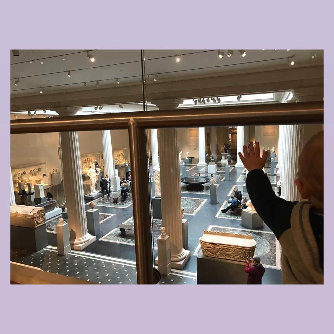 ブリアンナ・ブラウンさんのインスタグラム写真 - (ブリアンナ・ブラウンInstagram)「The Met.  Teaching my little one to appreciate and respect art and history. AKA, found a warm place to walk around and explore in NYC. 🍎💜👊🏽 . . . #themet #museum #nycliving #nylife #socold #sogood #friyay」12月28日 2時49分 - briannabrownkeen