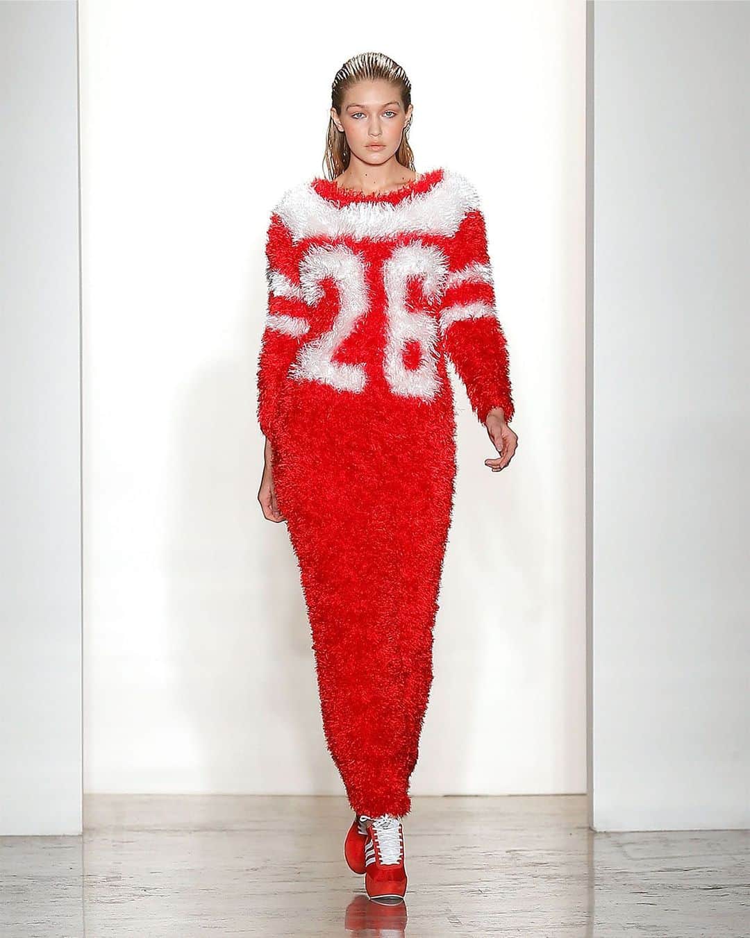 Fashion Weekのインスタグラム：「Debut of the decade: @gigihadid walking for @itsjeremyscott during her first @nyfw runway season in February 2014. What was your favorite moment in fashion in the last decade?  Photo by @gettyimages」
