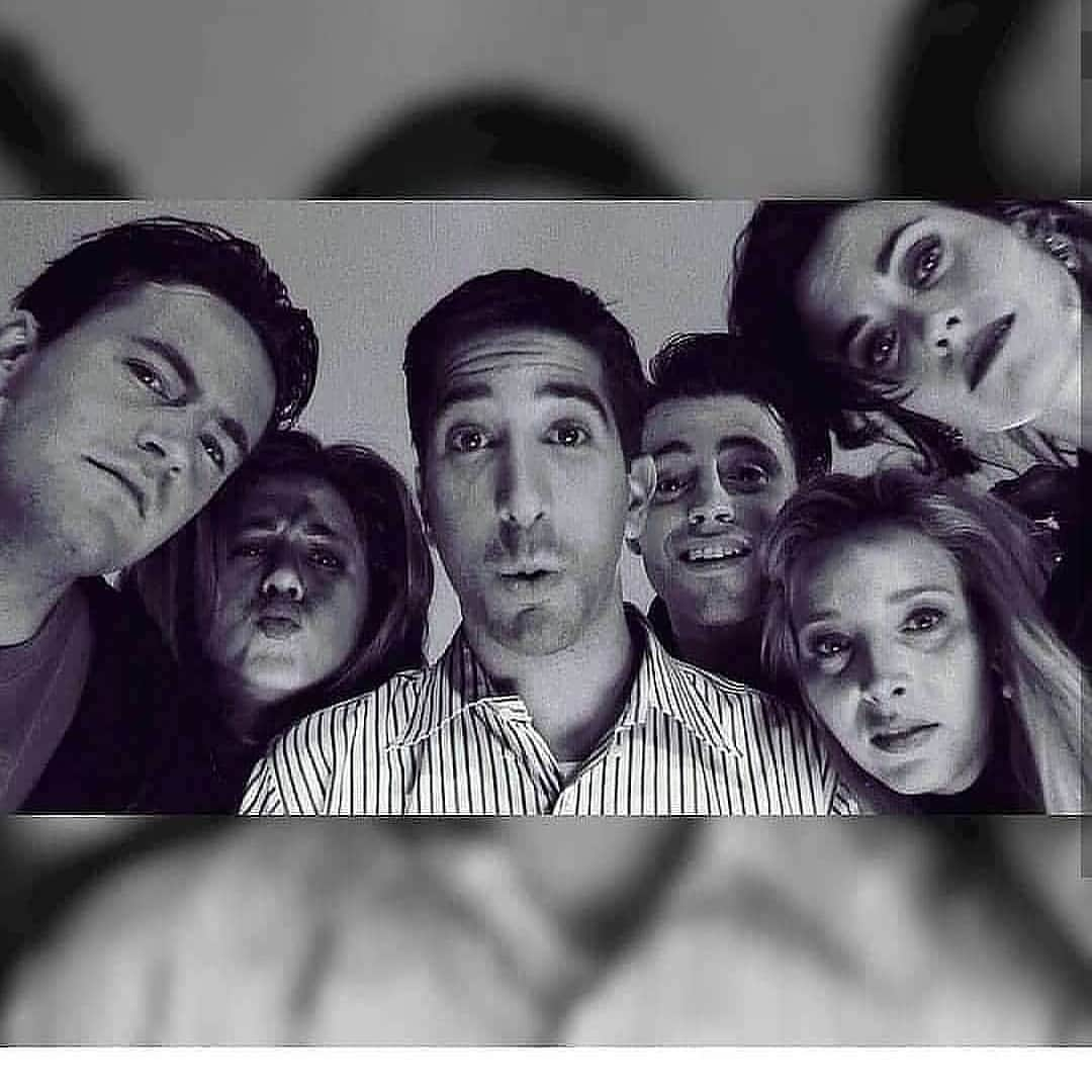 ジェニファー・アニストンさんのインスタグラム写真 - (ジェニファー・アニストンInstagram)「"Shoutout to all the amazing Fans of F.R.I.E.N.D.S !  Go buy the Exclusive F.R.I.E.N.D.S Hoodie/Tee from the link in the bio/description. Get it before it is gone forever."」12月28日 3時18分 - jenniferanistononline