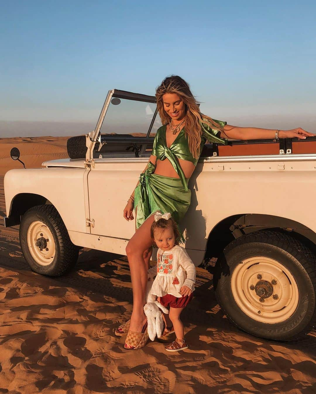 ファーン・マッキャンさんのインスタグラム写真 - (ファーン・マッキャンInstagram)「Sunshine all the time makes a desert 🌅🐪. _________________________________________________ The best afternoon & evening on the sand dunes & in the desert! If you come to this part of the world it’s a must. Best thing to do epic stuff with my very own sunshine ☀️👩‍👧」12月28日 3時14分 - fernemccann