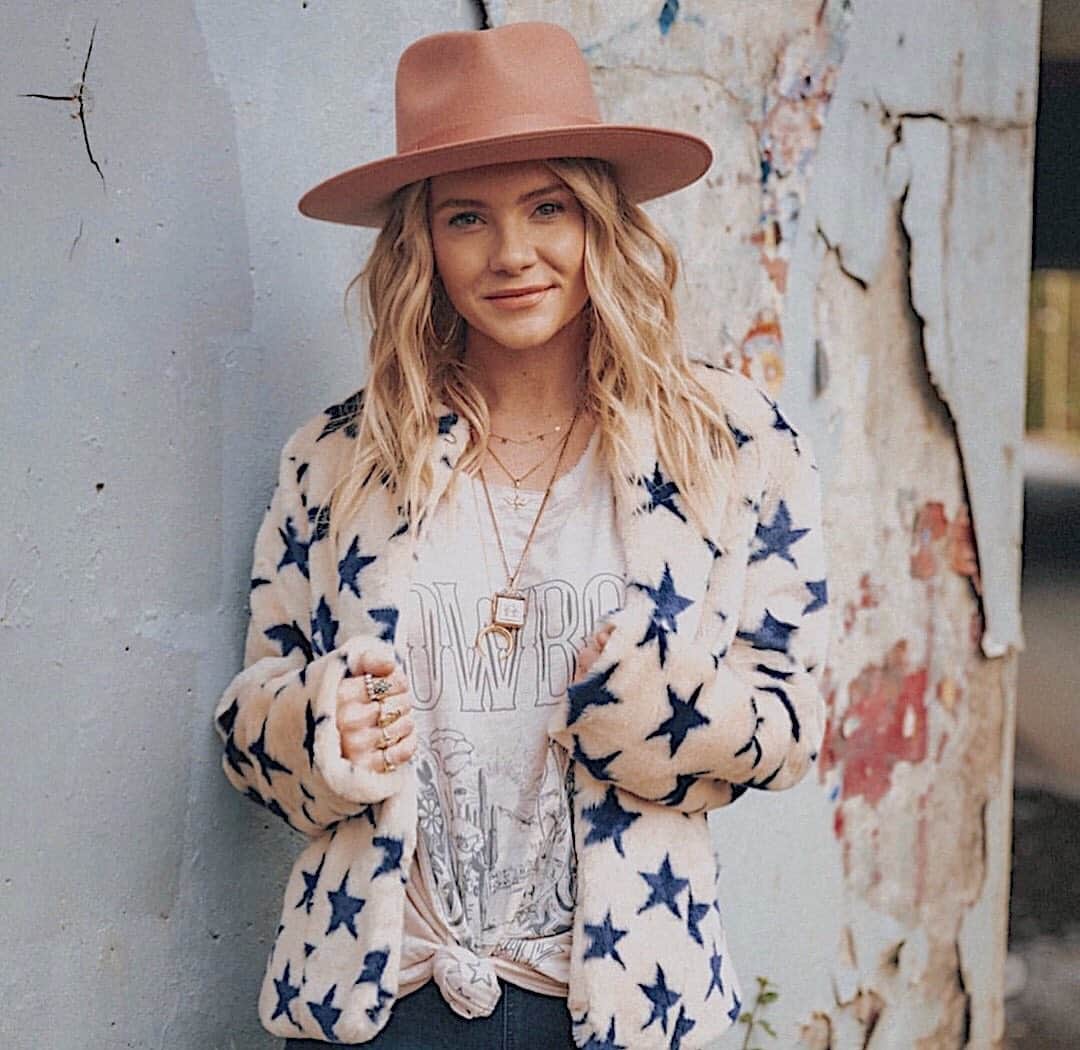 チェイサーのインスタグラム：「how cool is this jacket that @hunterpremo styled! 🤩 #starjacket #chaserbrand #cutestyle #winterinspo #winteroutfit #ootd #starprint #fuzzyjacket #teddyjacket」