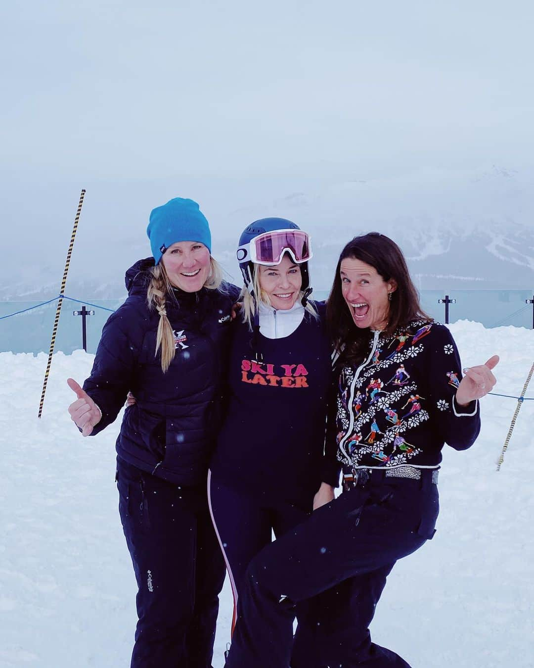 チェルシー・ハンドラーさんのインスタグラム写真 - (チェルシー・ハンドラーInstagram)「Having the time of my life on this mountain, thanks to the sage guidance of my two ski guides (@kellyskiing who I call Amy because she reminds me of @amyschumer and the legend, @wendybrookbank.) New studies show skiers have a lower risk of depression and dementia. Thank you Canada for your slopes and your mellow yellow weed. I’m digging it. #ShredCity」12月28日 3時24分 - chelseahandler