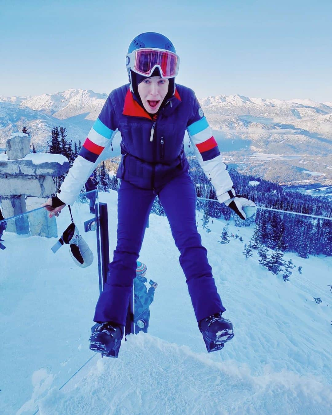 チェルシー・ハンドラーさんのインスタグラム写真 - (チェルシー・ハンドラーInstagram)「Having the time of my life on this mountain, thanks to the sage guidance of my two ski guides (@kellyskiing who I call Amy because she reminds me of @amyschumer and the legend, @wendybrookbank.) New studies show skiers have a lower risk of depression and dementia. Thank you Canada for your slopes and your mellow yellow weed. I’m digging it. #ShredCity」12月28日 3時24分 - chelseahandler