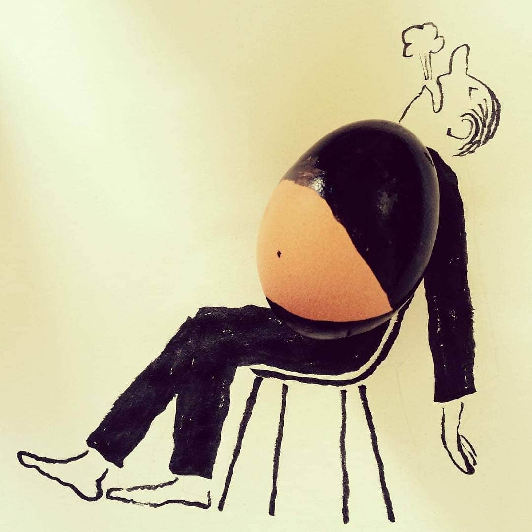 Eggs Conceptさんのインスタグラム写真 - (Eggs ConceptInstagram)「After Christmas Mood 🍳 by 👉 Jean Jullien @jean_jullien 👈  #JeanJullien #eggsconcept #egg #eggs #december」12月28日 3時39分 - eggsconcept