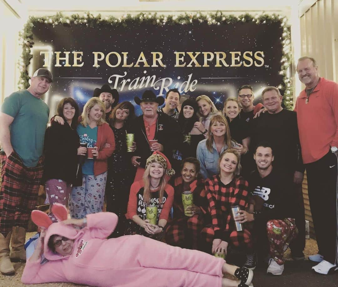 ミランダ・ランバートさんのインスタグラム写真 - (ミランダ・ランバートInstagram)「So much fun last night on the @texasstaterail The Polar Express!  Our car was adults only but we were all we kids again! We drank wine in our pj’s @red55winery and we got to meet Santa! I think we started a new tradition! #framly #friendsmas #locomotive #pineywoods」12月28日 3時52分 - mirandalambert