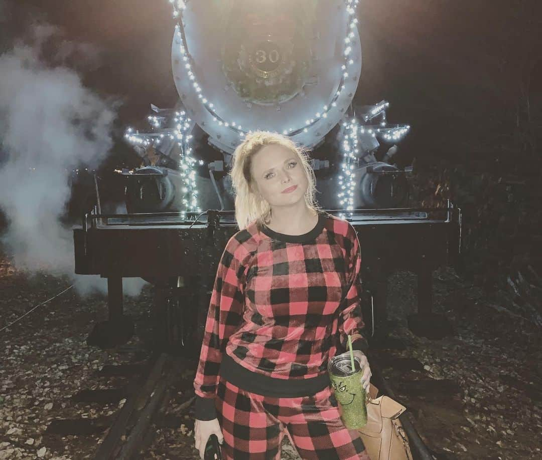 ミランダ・ランバートさんのインスタグラム写真 - (ミランダ・ランバートInstagram)「So much fun last night on the @texasstaterail The Polar Express!  Our car was adults only but we were all we kids again! We drank wine in our pj’s @red55winery and we got to meet Santa! I think we started a new tradition! #framly #friendsmas #locomotive #pineywoods」12月28日 3時52分 - mirandalambert