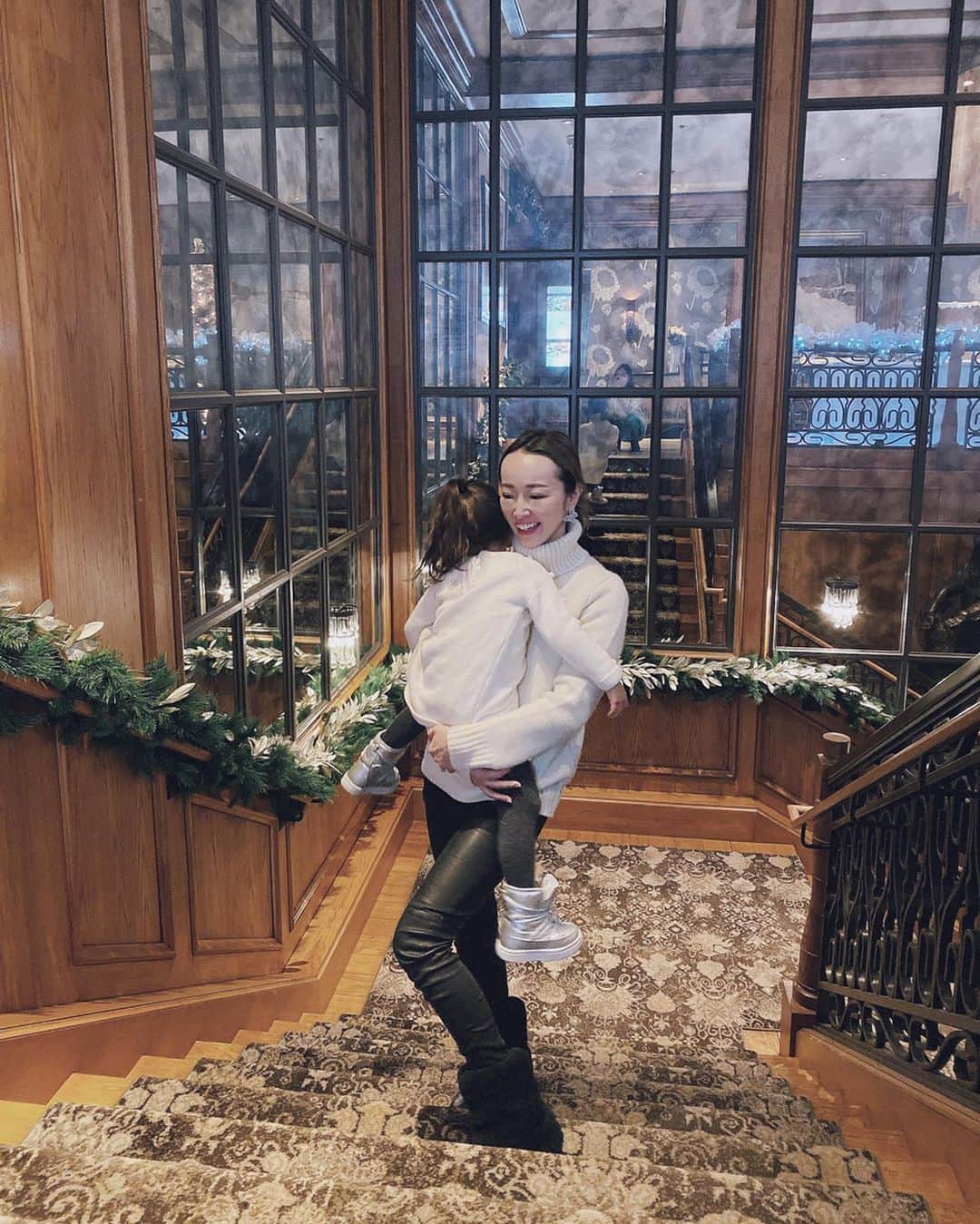翁安芸さんのインスタグラム写真 - (翁安芸Instagram)「抱っこして階段を登るにはもう重いー。標高も高いし息切れ🗻💦 2枚目は写真を撮ろうとすると激しく動く娘🤣💓💓💓 #momanddaughter #aspen #happyholidays #アスペン」12月28日 3時54分 - akinyc