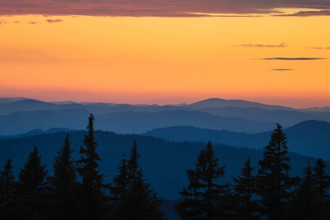 National Geographic Travelさんのインスタグラム写真 - (National Geographic TravelInstagram)「Photo by @michaelclarkphoto | Sunset falls over the mountains in the Cascade Range, as seen from the rim of Crater Lake National Park. #oregon #craterlake #cascades」12月28日 4時07分 - natgeotravel