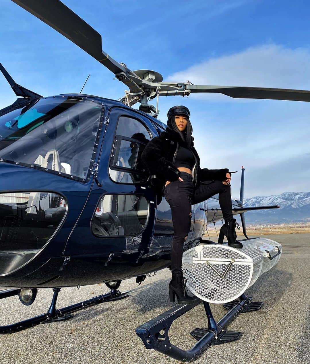 リアン Vのインスタグラム：「Life is too short to be stuck in traffic, let’s take the chopper! 🚁 So grateful for this years experiences and lessons. Ready to take off to the next chapter in 2020! Thanks to everyone that’s been a part of this ride with me! Let’s keep going! 🚀 Jacket: @bodaskins  Jeans: @guess  Shoes: @simmishoes」
