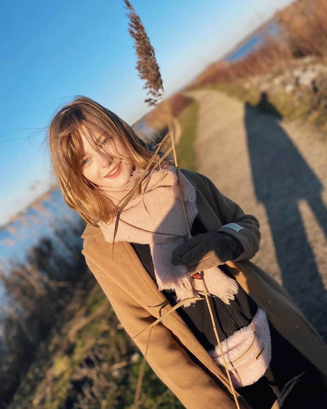 Ella Freyaのインスタグラム：「Enjoying the Dutch winter with my family. 🥶✨🎄🇳🇱」