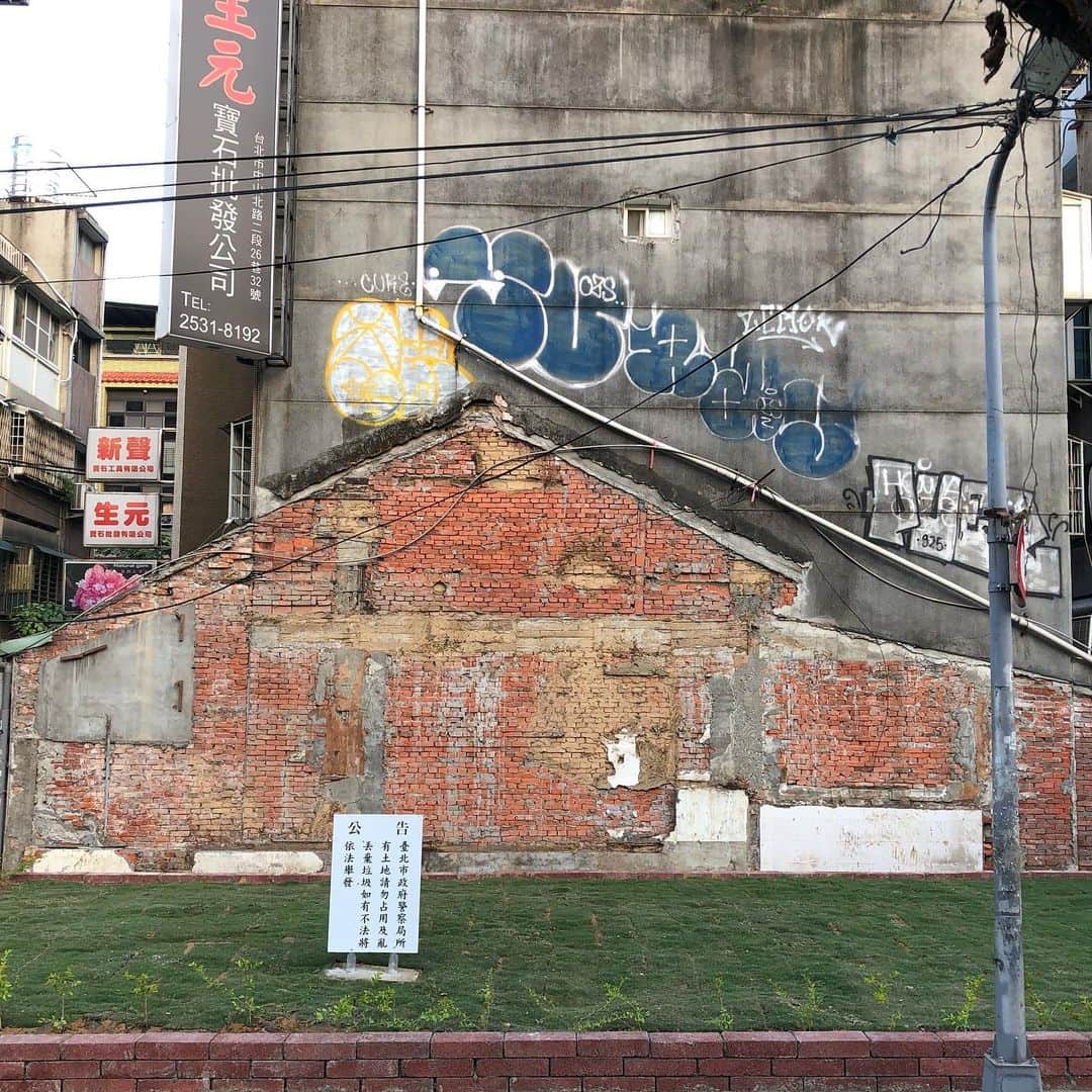丸山ゴンザレスのインスタグラム：「台北で見つけた空き地の壁面に土層剥ぎ取り感を見出すのは、考古学徒の性だと思う。」