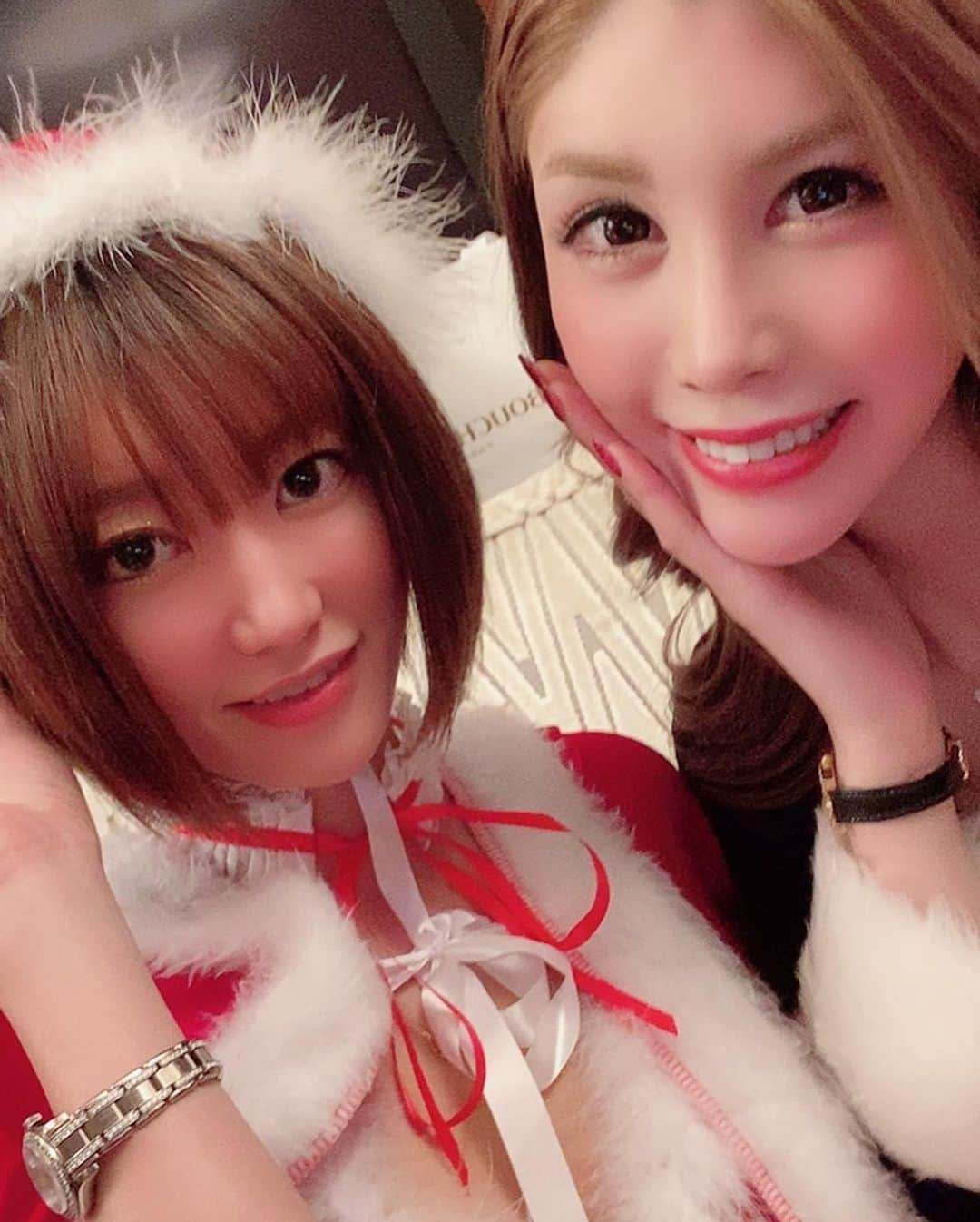 琥珀うたさんのインスタグラム写真 - (琥珀うたInstagram)「. . 毎年恒例、アラサーメリクリ会。 Merry Christmas and Happy new year. おばさんた攻めました。  去年はFRED ブレス交換。 今年はChristian Louboutin @christianloubotan のバッグ交換。 もうほんと好みわかりすぎててびっくりしたw 毎年恒例だけど、いつまでも恒例じゃないんだよね。 感謝🙏 . . #クリスマス #Xmas #クリスマスプレゼント  #present #アラサー女子  #サンタ #おばさんた #fred #christianlouboutin  #bag」12月28日 4時16分 - uta0214khk