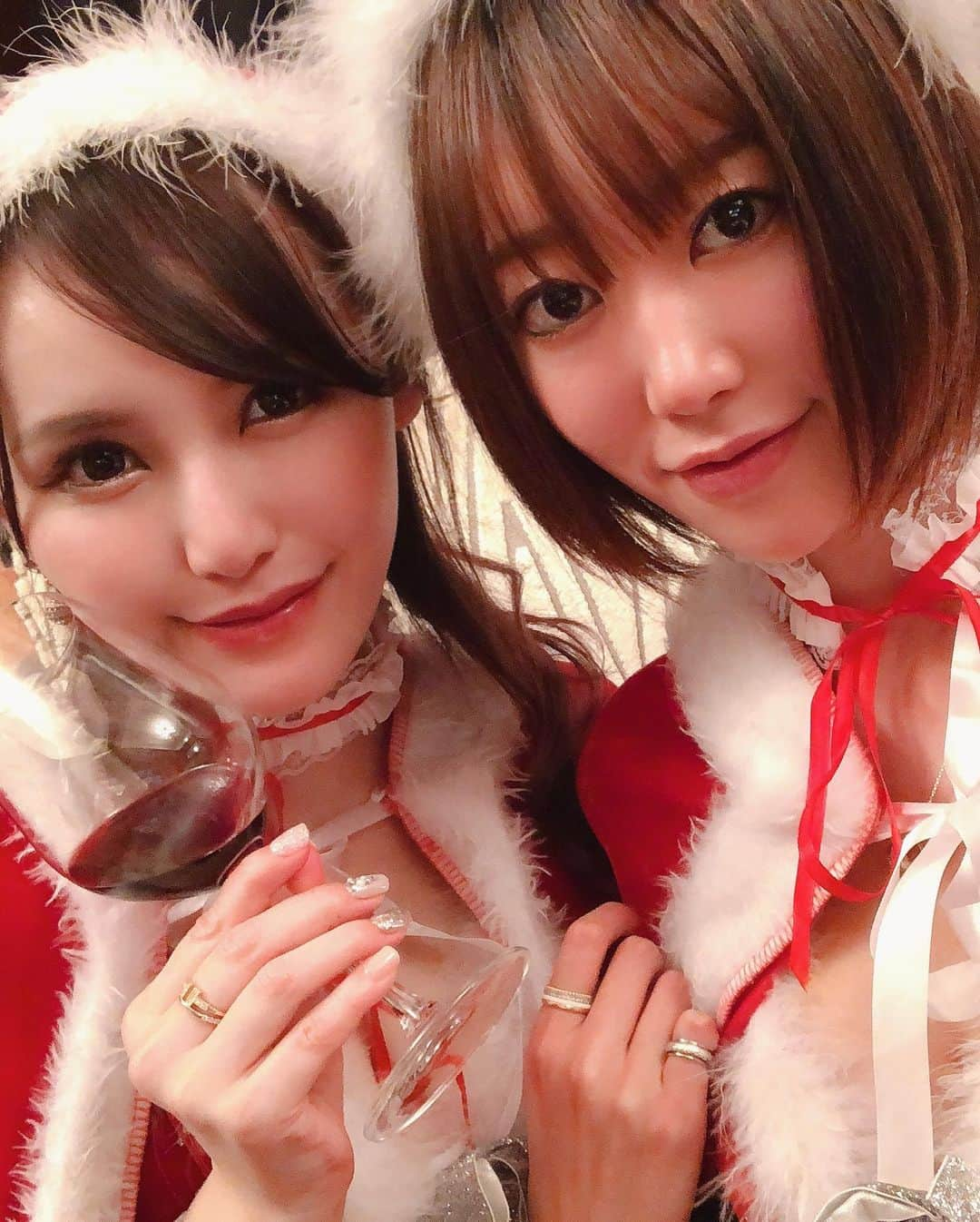 琥珀うたさんのインスタグラム写真 - (琥珀うたInstagram)「. . 毎年恒例、アラサーメリクリ会。 Merry Christmas and Happy new year. おばさんた攻めました。  去年はFRED ブレス交換。 今年はChristian Louboutin @christianloubotan のバッグ交換。 もうほんと好みわかりすぎててびっくりしたw 毎年恒例だけど、いつまでも恒例じゃないんだよね。 感謝🙏 . . #クリスマス #Xmas #クリスマスプレゼント  #present #アラサー女子  #サンタ #おばさんた #fred #christianlouboutin  #bag」12月28日 4時16分 - uta0214khk