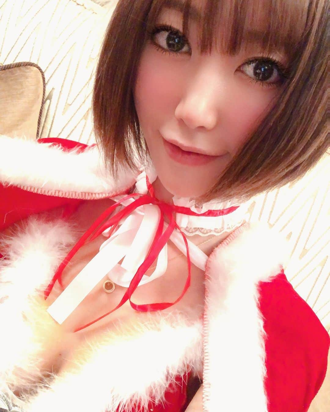 琥珀うたさんのインスタグラム写真 - (琥珀うたInstagram)「. . 毎年恒例、アラサーメリクリ会。 Merry Christmas and Happy new year. おばさんた攻めました。  去年はFRED ブレス交換。 今年はChristian Louboutin @christianloubotan のバッグ交換。 もうほんと好みわかりすぎててびっくりしたw 毎年恒例だけど、いつまでも恒例じゃないんだよね。 感謝🙏 . . #クリスマス #Xmas #クリスマスプレゼント  #present #アラサー女子  #サンタ #おばさんた #fred #christianlouboutin  #bag」12月28日 4時16分 - uta0214khk