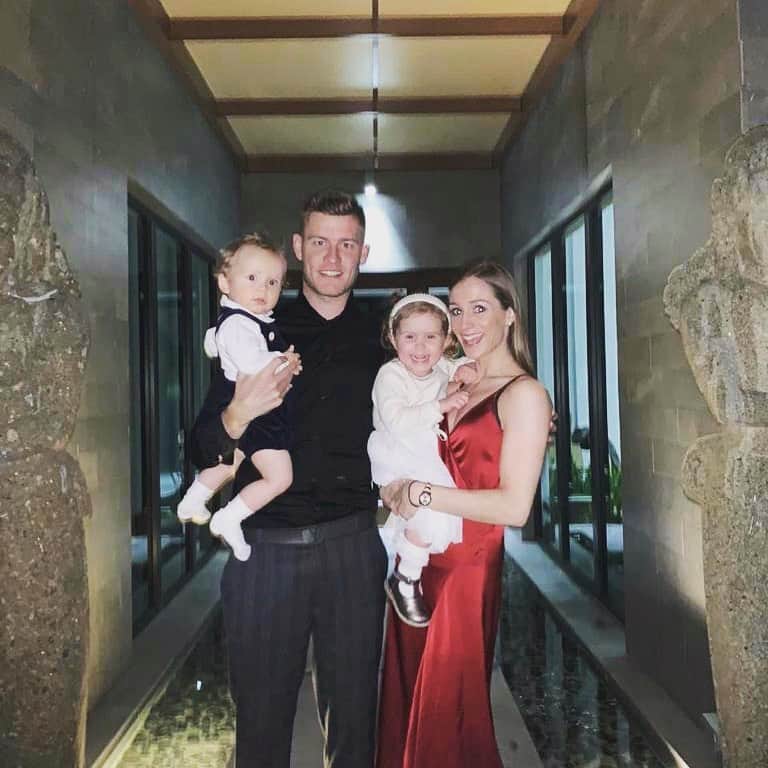 アルフレズ・フィンボガソンのインスタグラム：「Family Christmas 🎄」