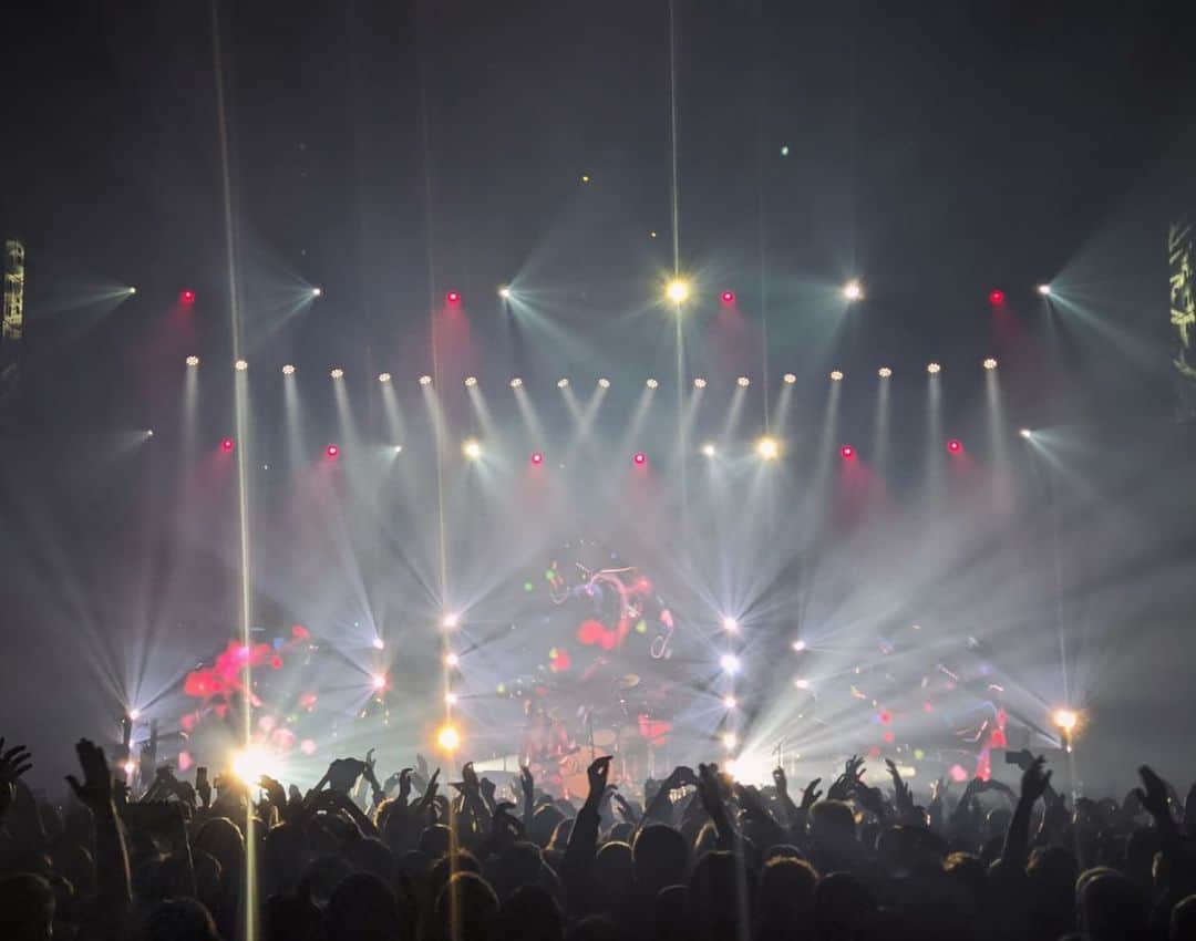 ルーファス・テイラーのインスタグラム：「Shot by @andyzeal our lighting wizard. The @roundhouseldn looked incredible for the last show of the tour. #thedarkness」