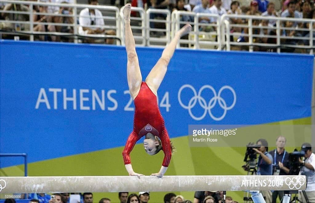 カーリー・パターソンのインスタグラム：「#flashbackfriday to tumbling on 4 inches🙀」