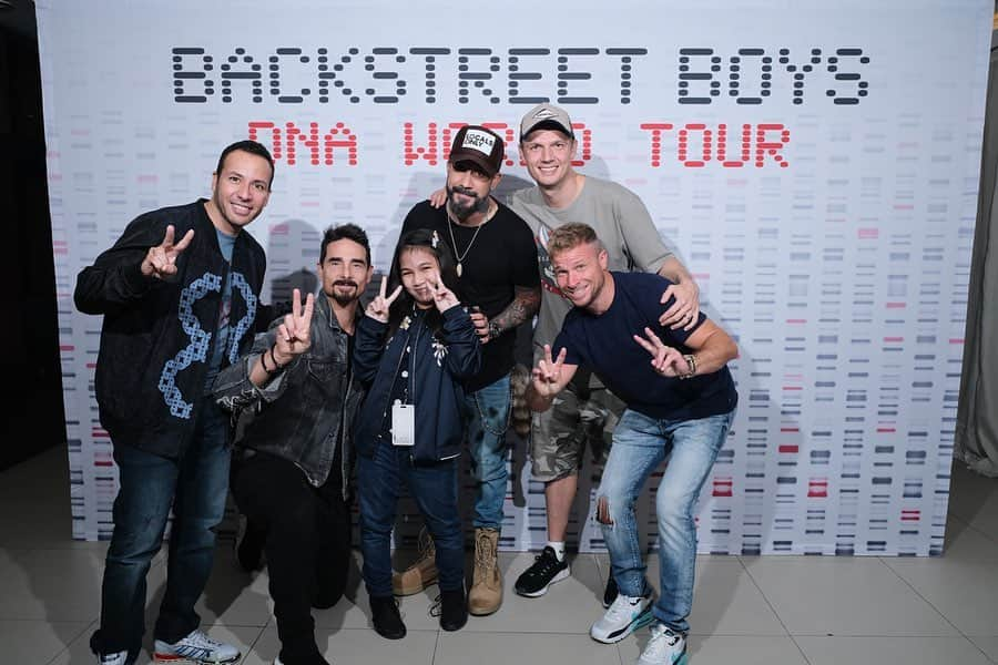 backstreetboysさんのインスタグラム写真 - (backstreetboysInstagram)「By far the best part of 2019 was getting to meet so many of you 🖤 #DNAWorldTour」12月28日 5時04分 - backstreetboys