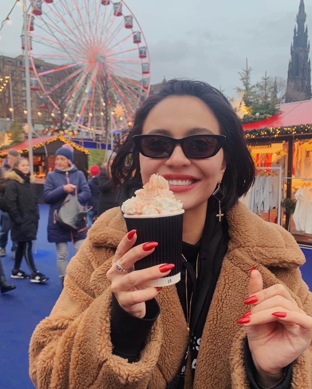 ステラ・ハジェンズのインスタグラム：「what a sweet christmas 🍫🎄」