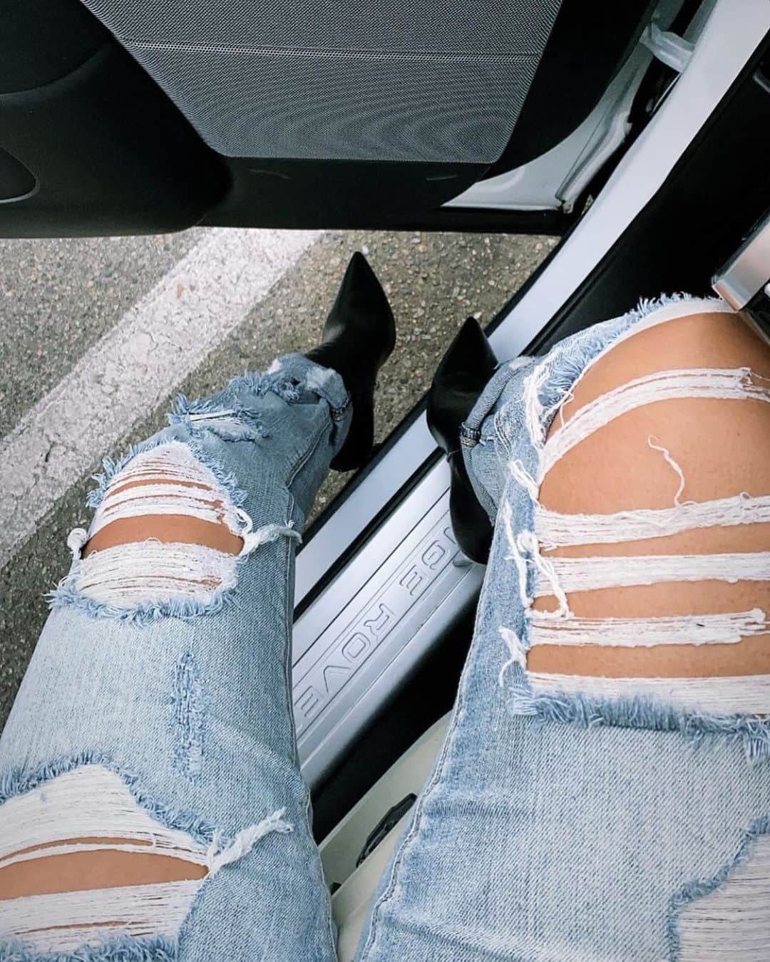 ジェシカ・バーチアーガのインスタグラム：「Jeans are always a good idea. @fashionnova AD  Search: Love You To Pieces Ankle Jeans.」