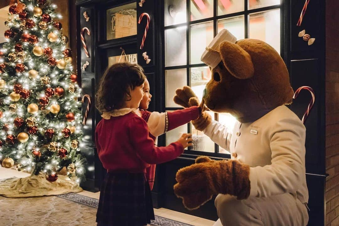 The Peninsula New Yorkさんのインスタグラム写真 - (The Peninsula New YorkInstagram)「We love having your little ones join us at The Peninsula New York. During the festive season, make sure to stop by and see Peter Bear. #penfamilies」12月28日 5時41分 - thepeninsulanyc