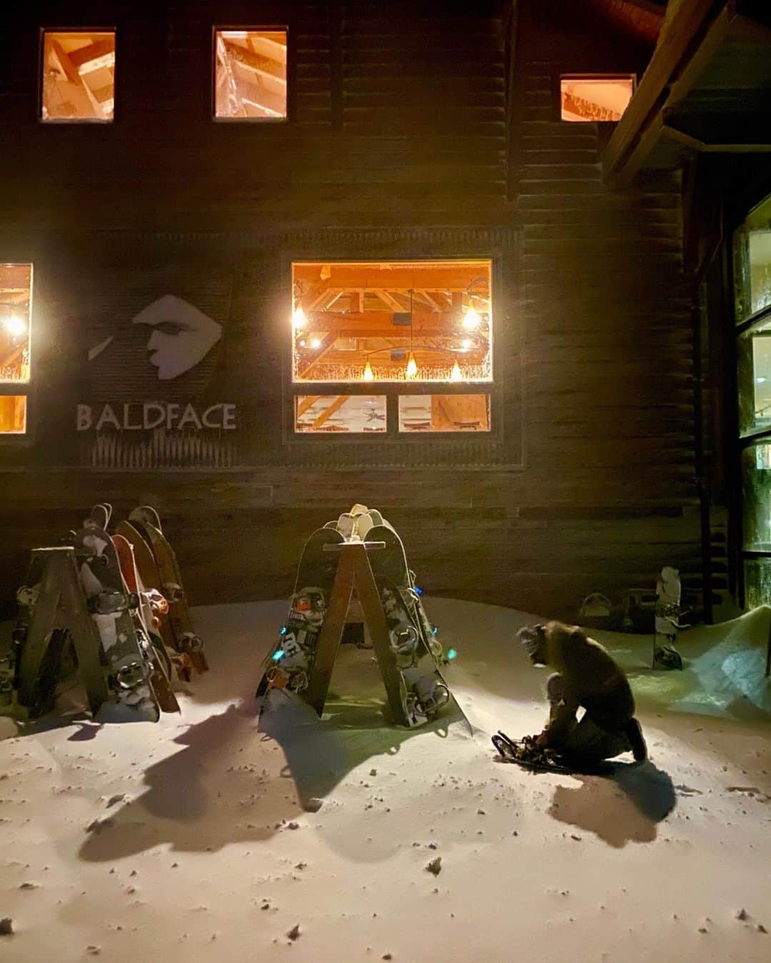 ケン・ブロックさんのインスタグラム写真 - (ケン・ブロックInstagram)「Late night snowshoe adventures with wifey here at @BaldfaceLodge. It’s a pretty surreal place to explore at night. #happywifehappylife #BaldfaceLodge」12月28日 5時52分 - kblock43