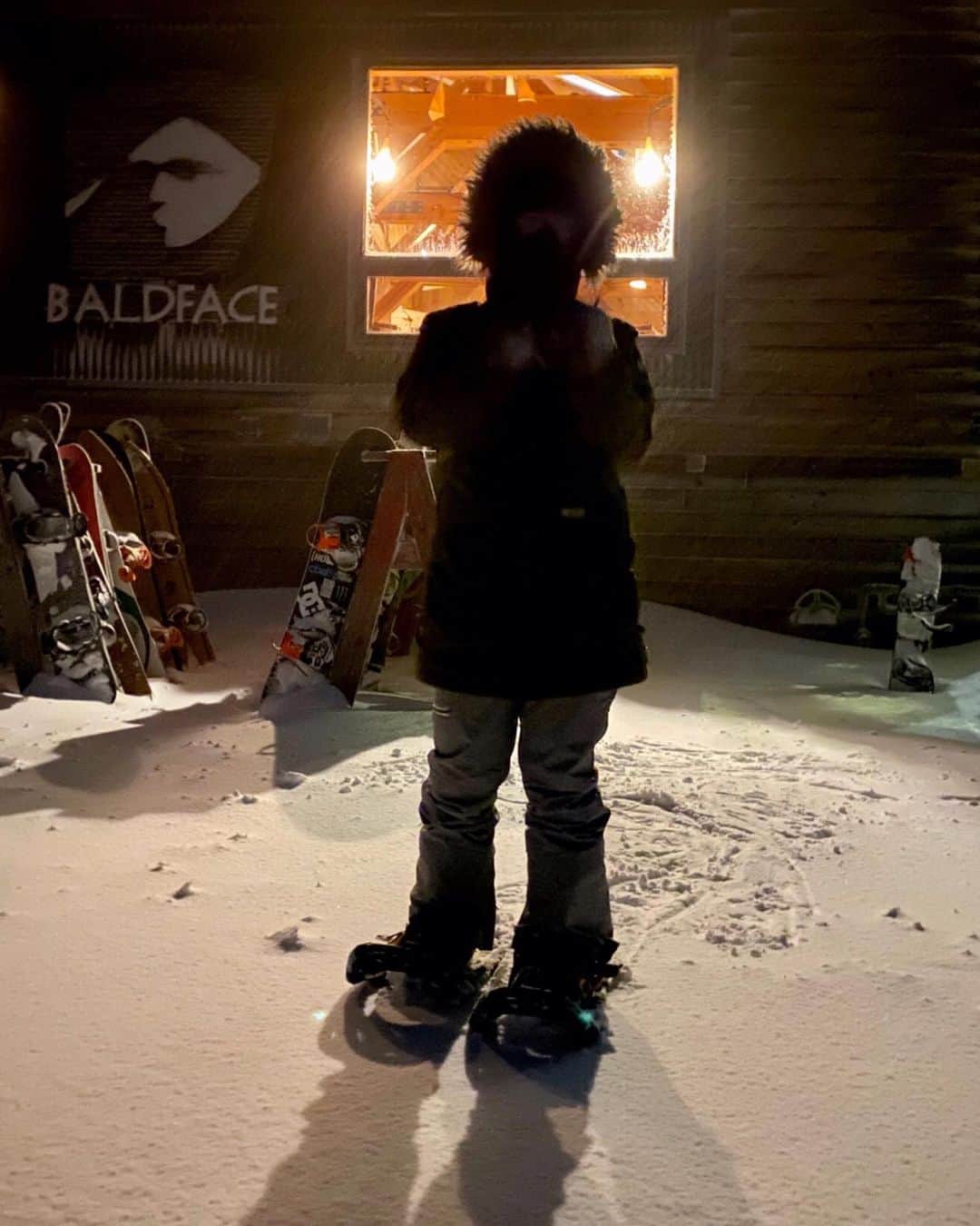 ケン・ブロックさんのインスタグラム写真 - (ケン・ブロックInstagram)「Late night snowshoe adventures with wifey here at @BaldfaceLodge. It’s a pretty surreal place to explore at night. #happywifehappylife #BaldfaceLodge」12月28日 5時52分 - kblock43