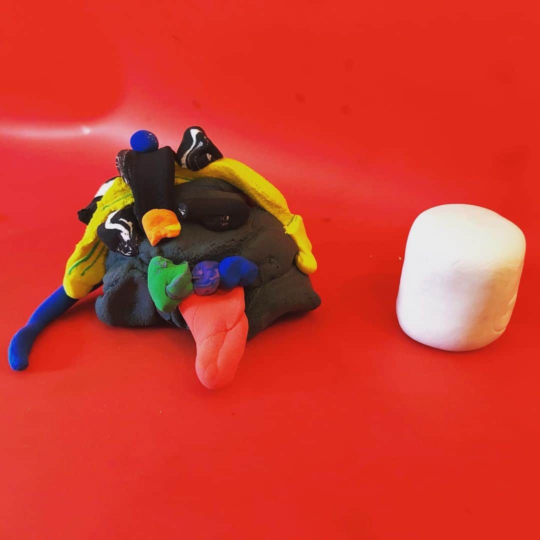 ブレッキン・メイヤーのインスタグラム：「Daddy/Daughter clay day. On the left you have My youngin’s “SalaMouse” (Salamander + Mouse) On the right is my most recent work “Keith Alton’s East River Financial Dance Party”...or marshmallow. Bidding closes at 12pm.」