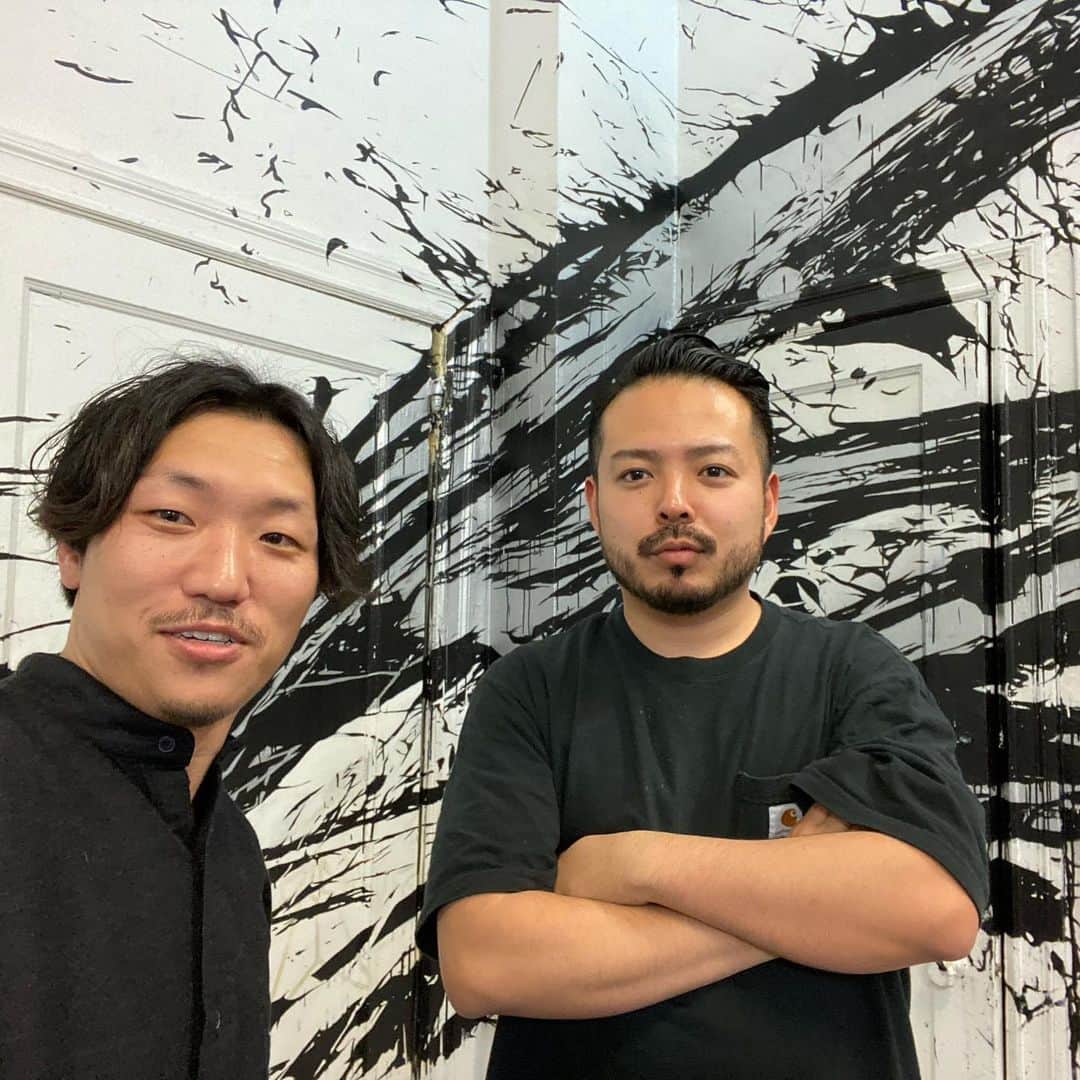 谷正人のインスタグラム：「僕の大好きな作風の同世代アーティスト山口歴くん　@meguruyamaguchi と彼のNYのスタジオで。 海外で活躍する彼にだいぶ刺激をもらいました^_^ 2020年、何か面白いこと、 やりましょう！ #山口歴　#meguruyamaguchi」