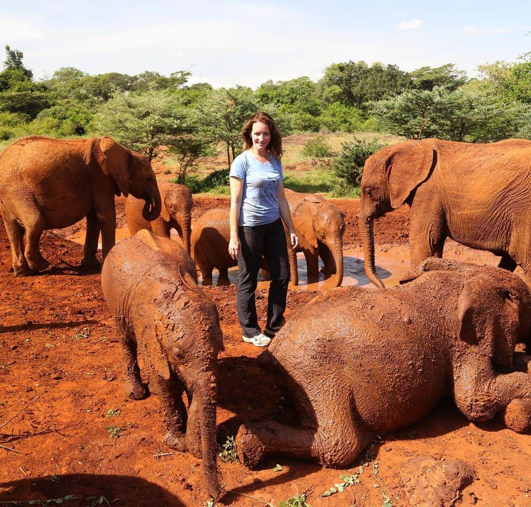 クリスティン・デイヴィスさんのインスタグラム写真 - (クリスティン・デイヴィスInstagram)「#fbf Back in 2016 with the nursery herd  at @sheldricktrust . Can’t find me as happy as I am when surrounded by 🐘 playing in the mud. Knowing that they will get to go back and live in the wild when they are ready! Thank you truly to all of you who support conservation 🐘🙏🏼」12月28日 6時07分 - iamkristindavis