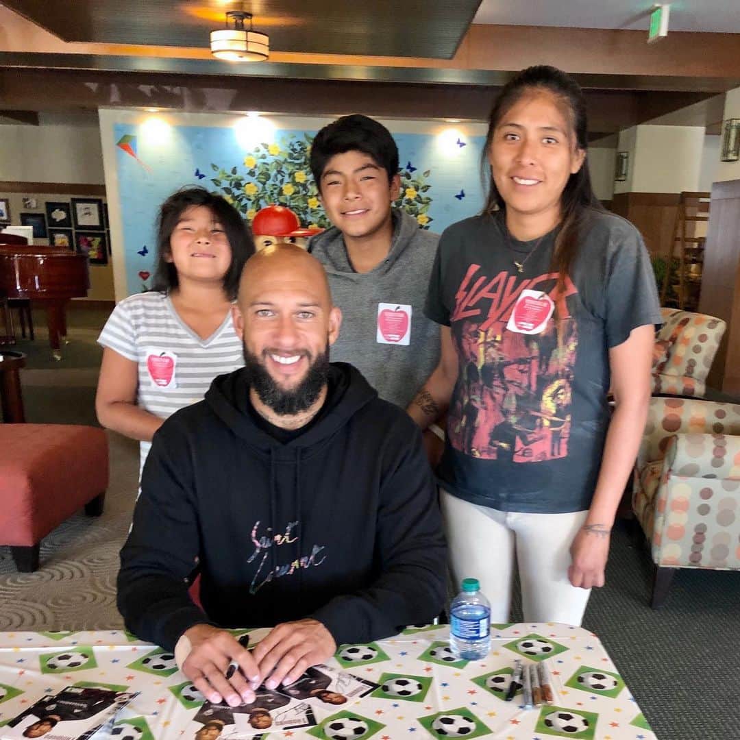 ティム・ハワードのインスタグラム：「2019 has been a year of unforgettable moments! Let’s make it one to remember for the children and families at @RMHC! Donate today at rmhc.org/donate and give them more reasons to smile 😁 #KeepingFamiliesClose」