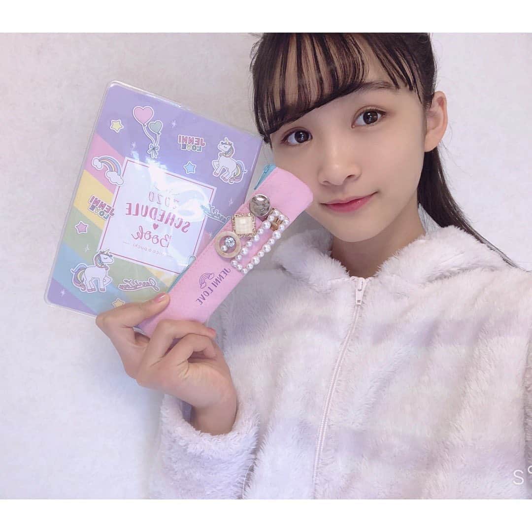 ニコ☆プチのインスタグラム：「💟 #プチモのふろくの使い方 💟﻿ ﻿ ニコ☆プチ2月号のふろくは、﻿ ジェニィラブのスケジュール帳&ペンケース🦄💜﻿ ﻿ 超ゴーカでかわいすぎるこのふろくを﻿ プチモたちがどう使っているかを紹介していくよ！﻿ ﻿ ﻿ まずは、アヤカ！！﻿ ﻿ 🍓アヤカより🍓﻿ 今月号の付録もゴーカ！！！！﻿ 私、ちょうどスケジュール帳良いのあるかなって探してたの👀！しかもめっちゃ可愛い♡﻿ 中に「ニコプチ○月号発売」とか書いてあるから分かりやすい🥺✨﻿ ﻿ 私はペンケースのなかにリップやスティック状のものを入れてみたよ💄外側にアクセサリーもつけられたよ～！ 真似してみてね🤗﻿ ﻿ ﻿ #ニコプチ　#ニコプチふろく　#中山あやか﻿ #プチモ　#ジェニィラブ　#スケジュール帳﻿ #ペンケース　#スケジュール帳の使い方﻿ #手帳タイム　#ニコプチふろくのある生活﻿」