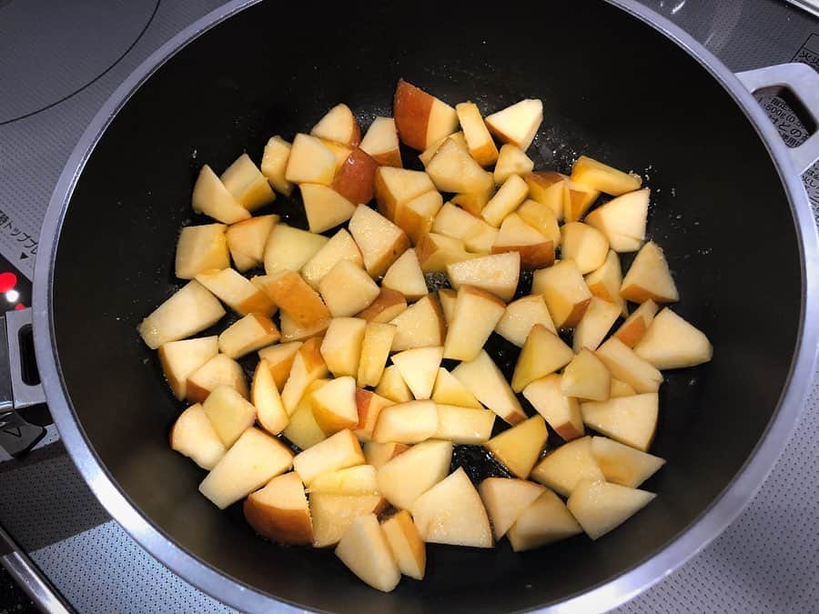 島津咲苗さんのインスタグラム写真 - (島津咲苗Instagram)「熟れたりんごが家にあったので、りんごと紅茶のスコーンを作りました🤓🍎(家に閉じこもっていてウズウズして、何かを作りたい欲に駆られた、というのが本音です) . . 角切りにしたりんごをバターと砂糖で炒め、ホットケーキミックス200g・溶かしバター40g・紅茶2パック・ナッツ・牛乳大さじ1と混ぜ🥄170度のオーブンで15分ほど焼きました。 . . カンターン！！！！ 母も喜んで食べてくれました😬 . . #スコーン #りんごと紅茶 #りんごのお菓子 #紅茶好き #紅茶好きな人と繋がりたい #料理好き #lipton #手作りお菓子 #ホットケーキミックス #万能ですね #島津咲苗 #しまべん」12月28日 17時13分 - sanae_shimazu