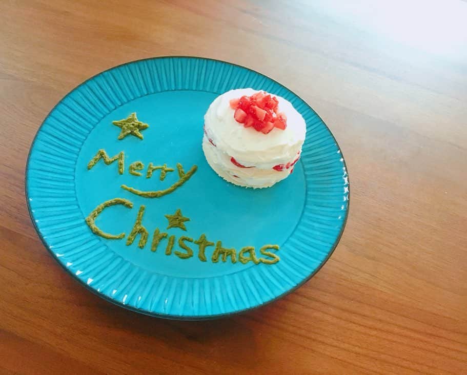 永峰絵里加さんのインスタグラム写真 - (永峰絵里加Instagram)「Christmas cake for my son🍓⭐️ ・ ・ 息子用のケーキも手作りしました👩🏻‍🍳・ とは言ってもまだ生クリームとかは食べられないし簡単に作りたかった←  ので食パンとヨーグルトを使ってケーキっぽく◎  8枚切り食パンを丸くくり抜いて、数時間水切りした小岩井ヨーグルトを生クリーム代わりに塗っていちごをトッピング。 これだけ😉 ・ お皿の文字はさつまいもとブロッコリーを混ぜたペーストをお箸を使ってコツコツと_φ(･_･  美味しそうに食べてくれたのでよかったー💕 ・ ・ ・ #erimeshi  #christmascake #cakeforbaby #yogurtcake #cakeforkids #赤ちゃん用ケーキ #赤ちゃんケーキ #食パンケーキ #手作りケーキ #水切りヨーグルトケーキ #水切りヨーグルト #母ちゃん嬉しい」12月28日 17時15分 - erikalmaz