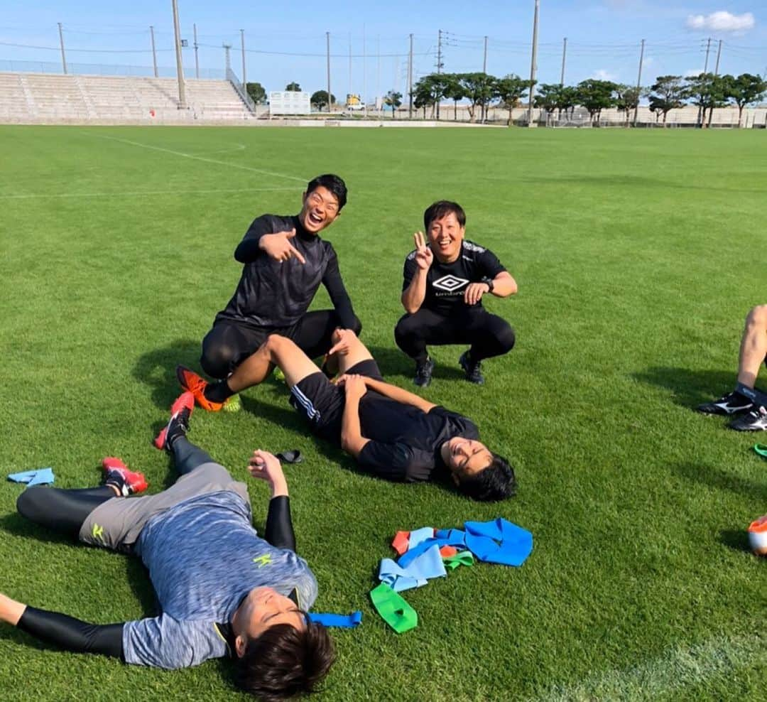 山ノ井拓己さんのインスタグラム写真 - (山ノ井拓己Instagram)「沖縄キャンプやりきったどー！ 🦍⚽️💪 一緒にトレーニングしてくださった選手、スタッフの皆さんありがとうございました！ 来シーズンピッチ上で再会出来るように頑張ります！ たかきくんアビスパでも宜しくお願いします🐝⚽️ #沖縄  #自主トレキャンプ  #2020年シーズン  #やってやるぞーーー  #🔥🔥🔥」12月28日 17時15分 - takumi_yamanoi