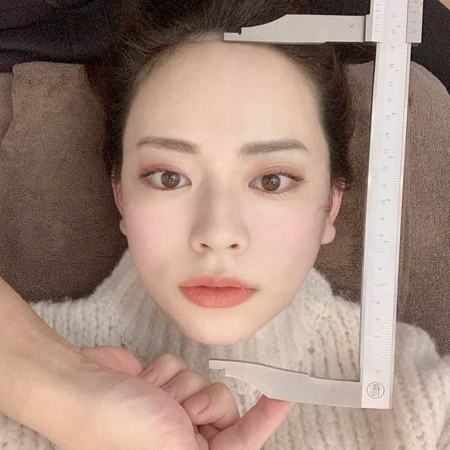 関根理紗さんのインスタグラム写真 - (関根理紗Instagram)「ずっと行ってみたかったkadomoriさんにいってきたー！ 時期が過ぎたクリスマスツリーみたいになった笑  ビフォーアフターで測ってもらったら長さ、頬骨、エラ全部1センチくらいずつサイズダウンしてた！ 今回初めてだったからこれから定期的に通ってみようと思う🙆‍♀️ 今回は整顔矯正で小顔矯正とハリネズミ美容鍼うけて、その後に小顔造形フェイシャルのシンクロウェーブとラジオ波、最後に成長因子が入ったミストを吹き付けてもらってきました🥰✌️ 美容納めということで。 ほんとに顔シュッとしたし頭の方までやってくれるからすごい凝り固まってた頭皮が解放されてスッキリ気持ちいい！  むかーし小顔矯正でギチギチ押されるめちゃくちゃ痛いやつうけにいって、次の日頭痛になったことあったからどうなるのかなと思ってたけどほんとに痛くなくてびっくり！  電気流して顔ポカポカ！  数ヶ月後に小顔マンになってますように🙏  #kadomori #小顔造形 #整顔矯正 #小顔矯正 #シンクロウェーブ #成長因子 #ハリネズミ美容鍼」12月28日 17時16分 - sekine.risa