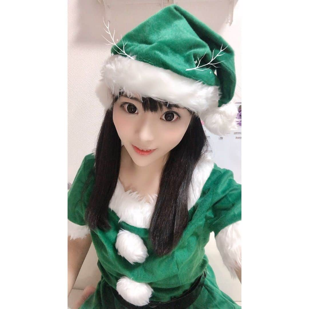 なつみさんのインスタグラム写真 - (なつみInstagram)「🎄🎅🏻❄️🎁🦌🛷☃️ クリスマス🎄もとっても楽しかった☺️💞 たくさん新しいサンタコス買って良かった😘 来年も着ようかな🥰  グリーンサンタ、オフ会も蘇るね🤗❤️ #クリスマス#クリスマスコスプレ#サンタコス#トナカイコス#christmas#ライブ配信#Pococha#Pocochaライバー#ポコチャ#ライバー#バセドウ病#吃音症#八重歯#宅建士#宅建#宅地建物取引士#不動産営業#イギリス留学#🧢なつみ👻🍊Natsumi」12月28日 15時46分 - natsumipeanuts