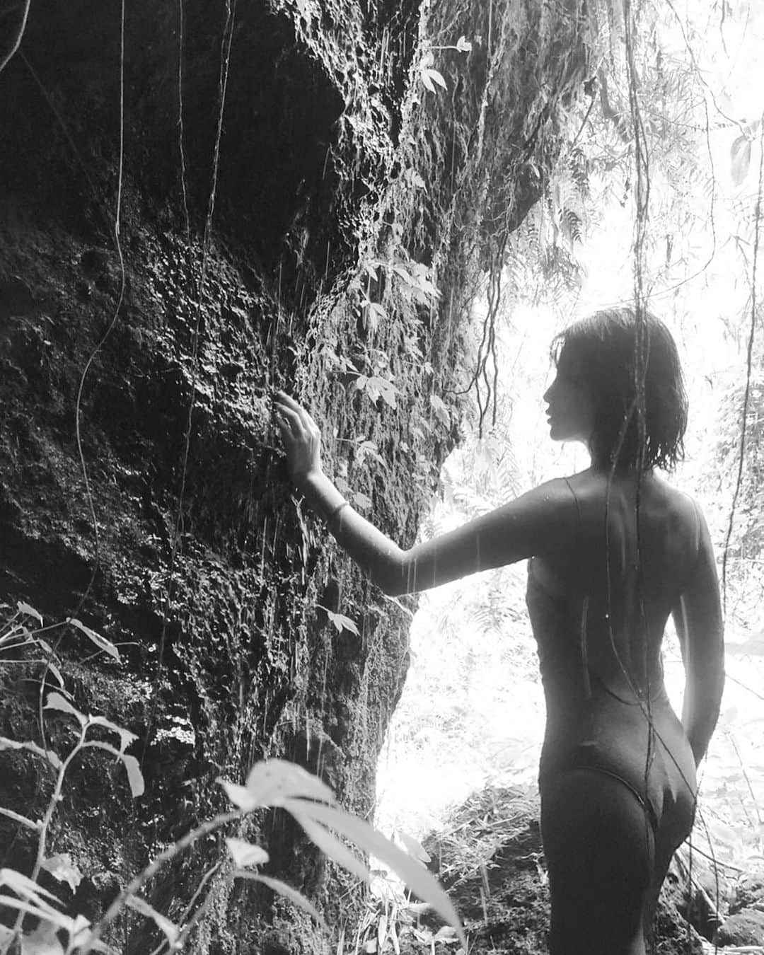 JUNNAのインスタグラム：「in jungle  photographerの @t.menk が撮ってくれたお気に入り。  着用/ #ナローストラップベロアスイムウエア  #etretokyo #only #👙 #バリ #バリ島#水着 #2020etre_ss#junna✈️#junna🧜‍♀️ #only #ETRE水着」