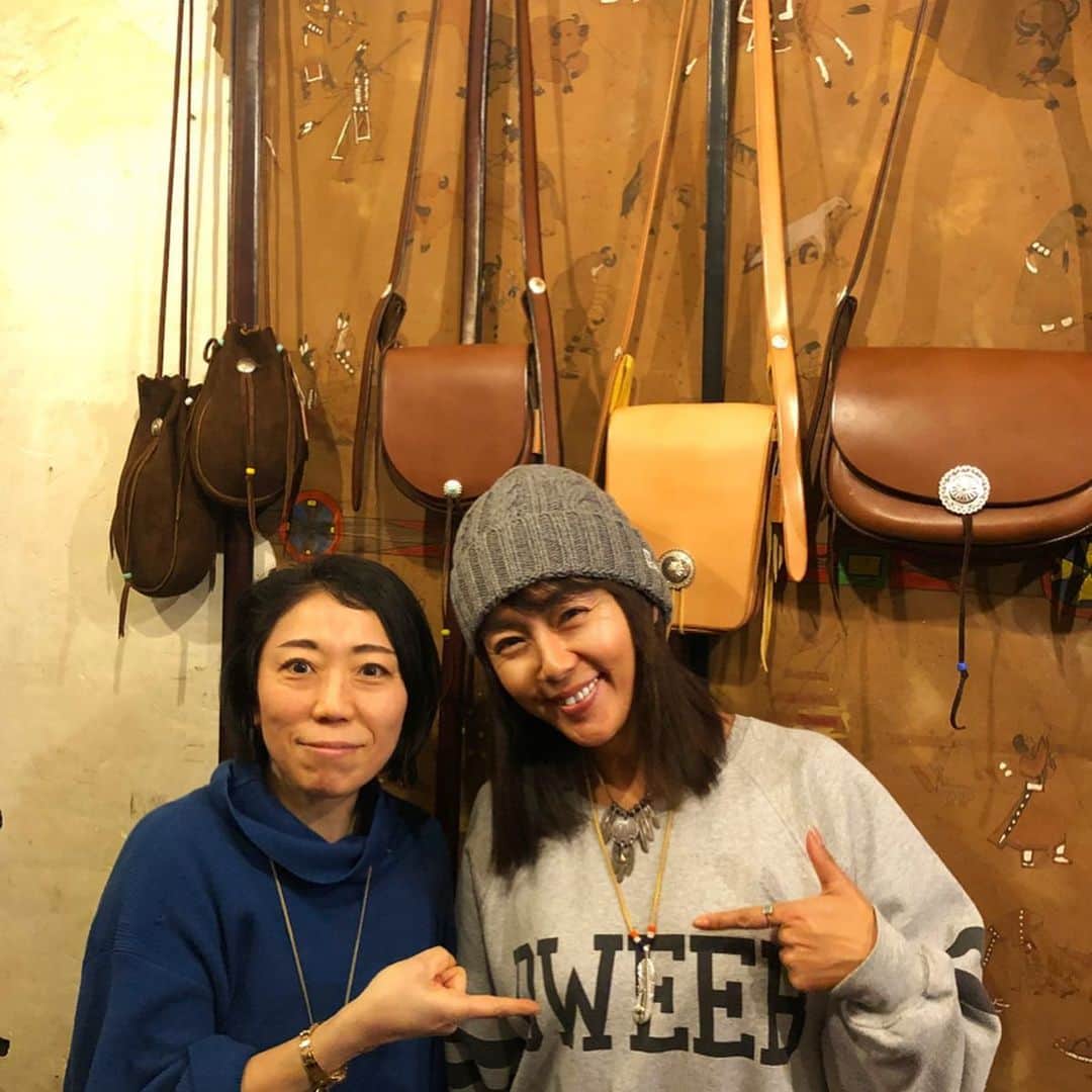 のインスタグラム：「年末ラストの、goro's🤩  50歳の誕生日に買おうと思ってたのに、フェザー買ってしまった😆革紐で長めにつけるフェザー😍 まだピカピカだから、早くいい色にならないかなー❤️リスさん、goro'sのみなさま、今年も1年ありがとーございました🙏バッグとベルトもメンテナンスしなきゃ🙌  goro's➡️ https://goros.com/  #goros  #featherjewelry  #silver  #高校生から  #大好き  #おばぁちゃんになっても  #つけるよね #私の宝物」