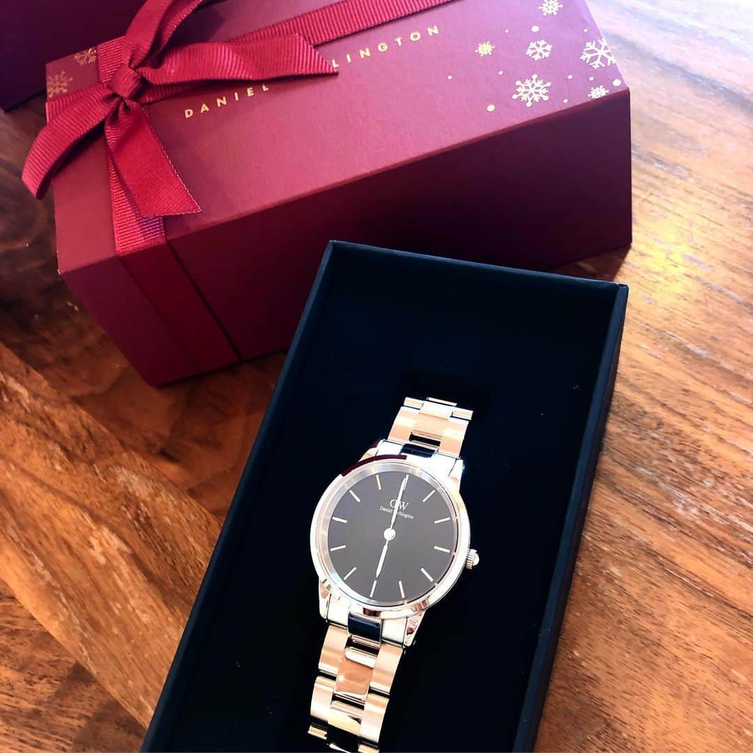 城咲あいさんのインスタグラム写真 - (城咲あいInstagram)「@danielwellington さんからもクリスマスプレゼント🎁  ①④今回は、ICONIC LINK のシルバー✨やっぱり黒い文字盤の物にしました😊  なんでもゴールドが好きでゴールドにしちゃうのどけど、シルバーはやっぱりシンプルでどんなお洋服にもしっくりきますね❤️ ②⑤今回は新しく指輪も💍✨ これは一目惚れ😍色は、白とグレーっぽいのもあって迷いましたが肌に馴染みそうな好きな色だったので、ピンクにしました✨可愛い❤️ ③④⑤開ける時にウキウキしちゃうホリデー仕様の、素敵なラッピング✨プレゼントにピッタリです✨ ・今回もクーポンコード発行して頂きました❤️ ・15％OFFクーポンコード：ai2020 （2020/01/31まで有効、DW公式直営店舗とWEBショップにて使用可能） ❤️ 2020/1/13までに、2点以上のご購入で20%OFF（全商品が対象！） ❤️15％OFFクーポン併用可能 ❤️日本限定ホリデーギフトラッピング無料  ぜひ見てみてくださいね✨  https://www.danielwellington.com/jp/  #ダニエルウェリントン #ダニエルウェリントン時計#時計#腕時計 #プレゼント#指輪#danielwellington #dw#女の子ママ #子育てママ #ワーママ」12月28日 16時08分 - ai.shirosaki